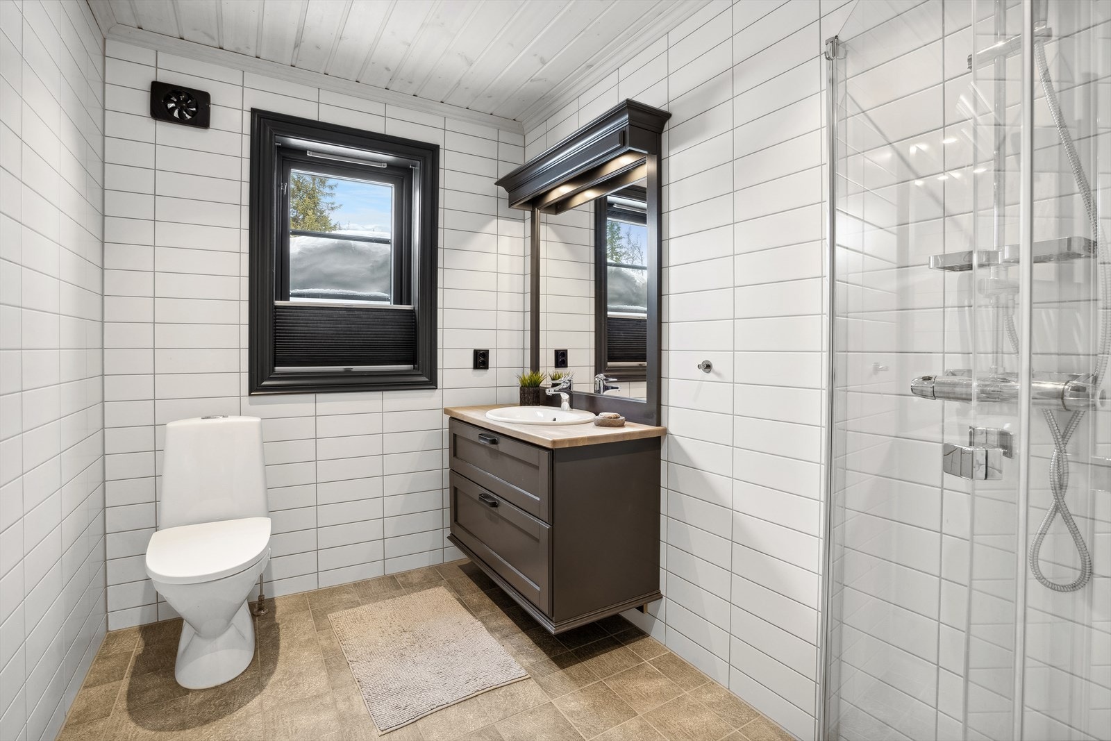 Bad 2 er utstyrt med fliser på gulvet og veggene som har et tidløst design. Galleribilde