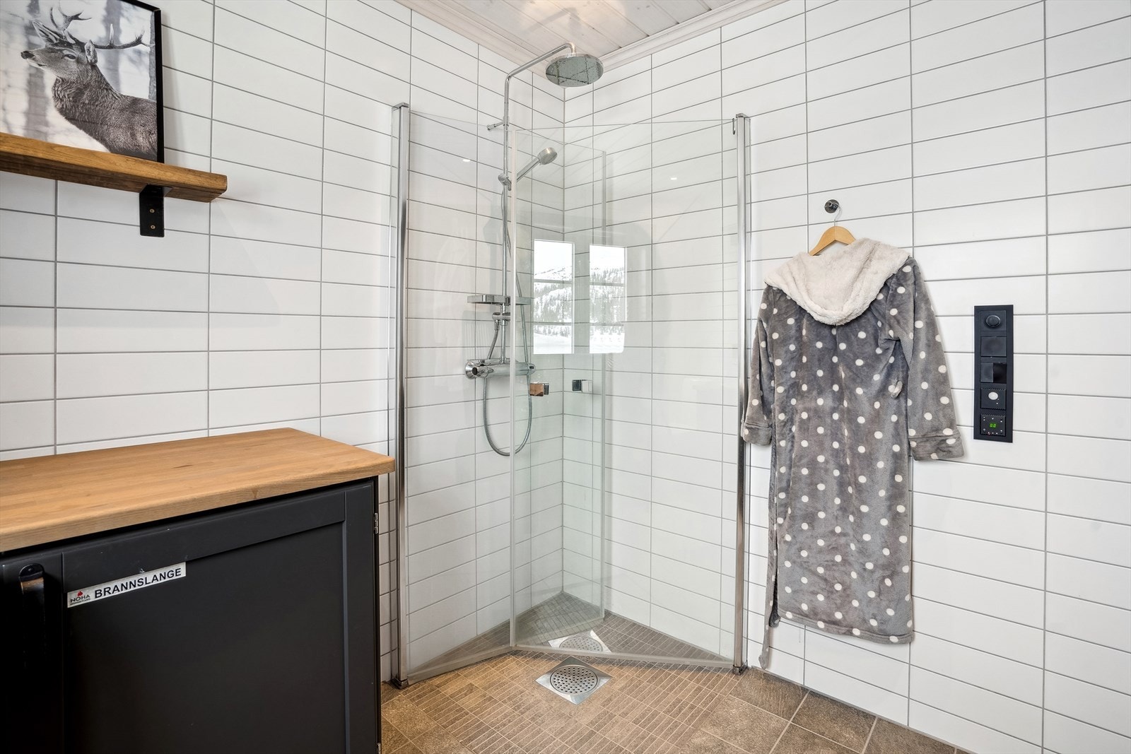 Badet inneholder servant, gulvstående toalett, dusjhjørne og opplegg for vaskemaskin. Galleribilde