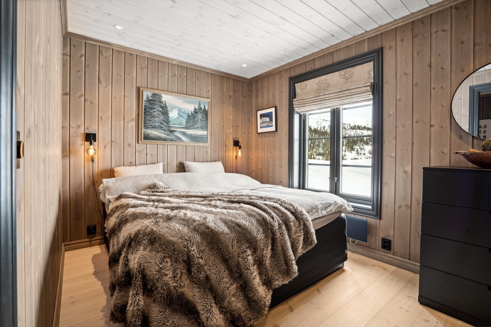 Tiltalende og smakfullt innredet hovedsoverom. Galleribilde