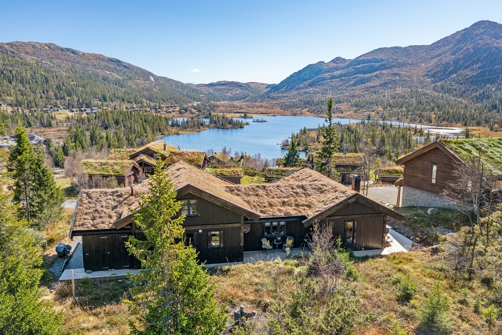 Beliggenheten gir sol hele dagen og utsikt mot Kvitåvatn og fjellene omkring. Galleribilde