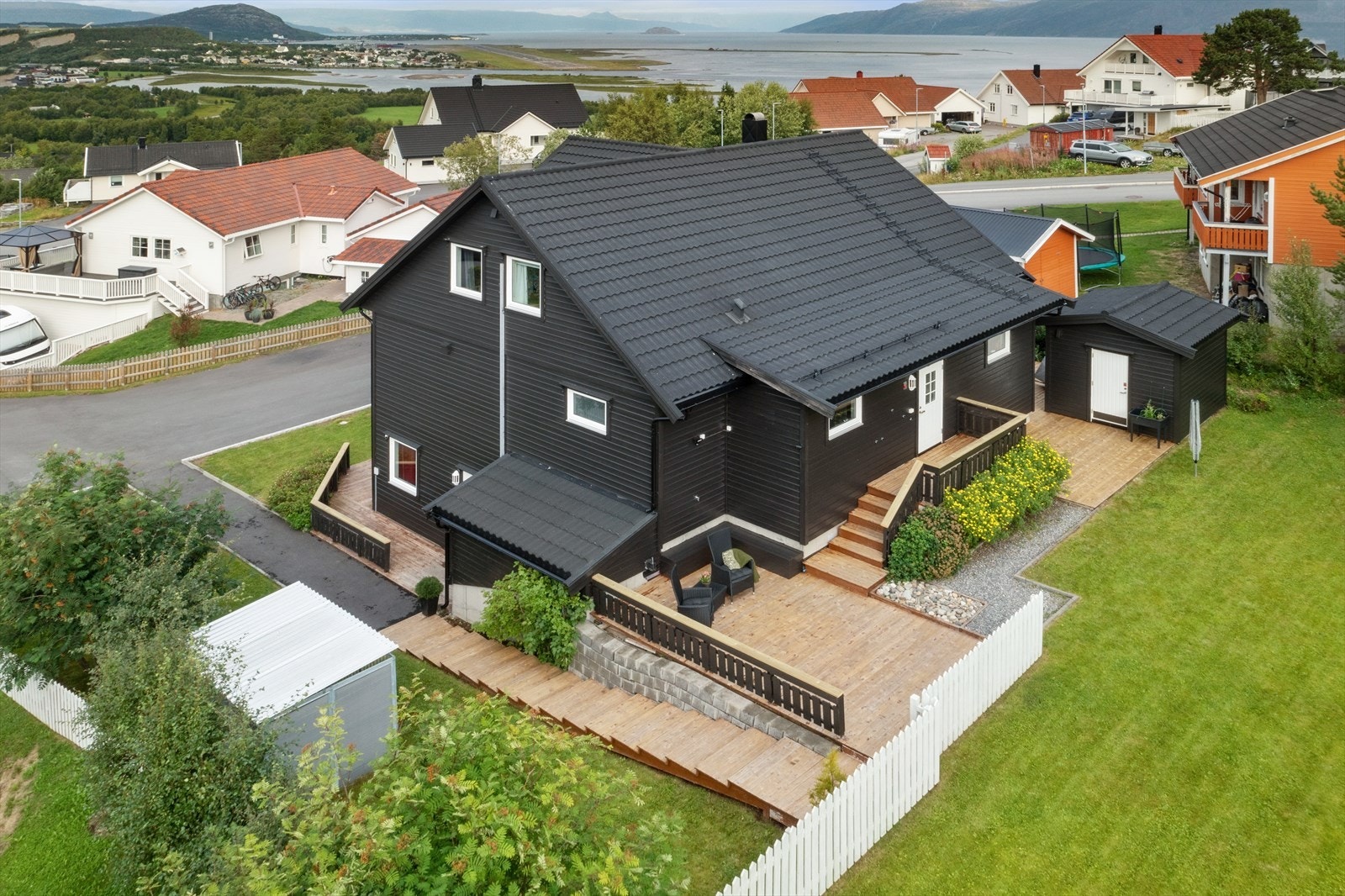 Tomta er solrik og byr på flere flotte uteplasser Galleribilde