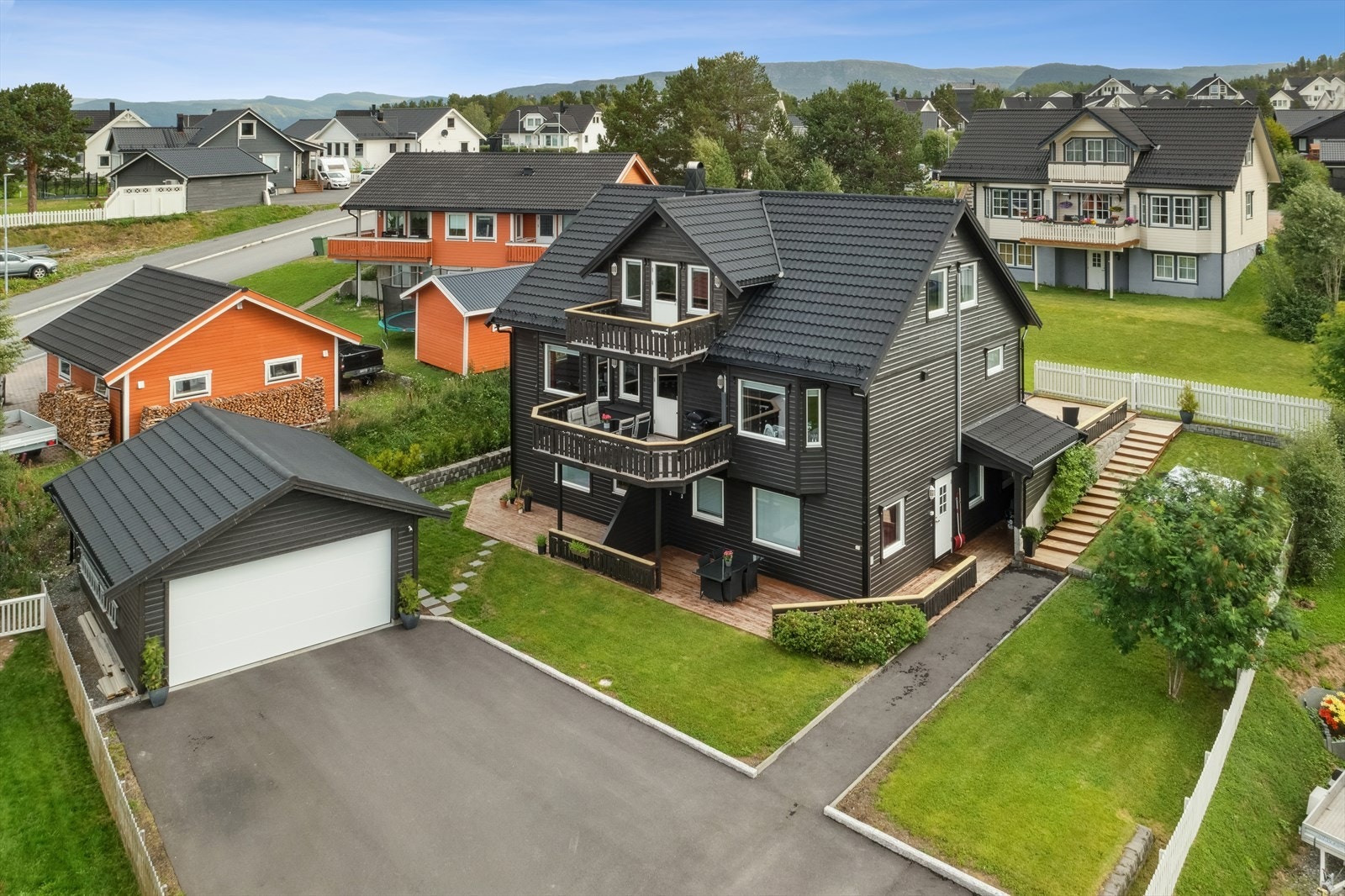 Innholdsrik enebolig med godkjent utleiedel samt hybel Galleribilde