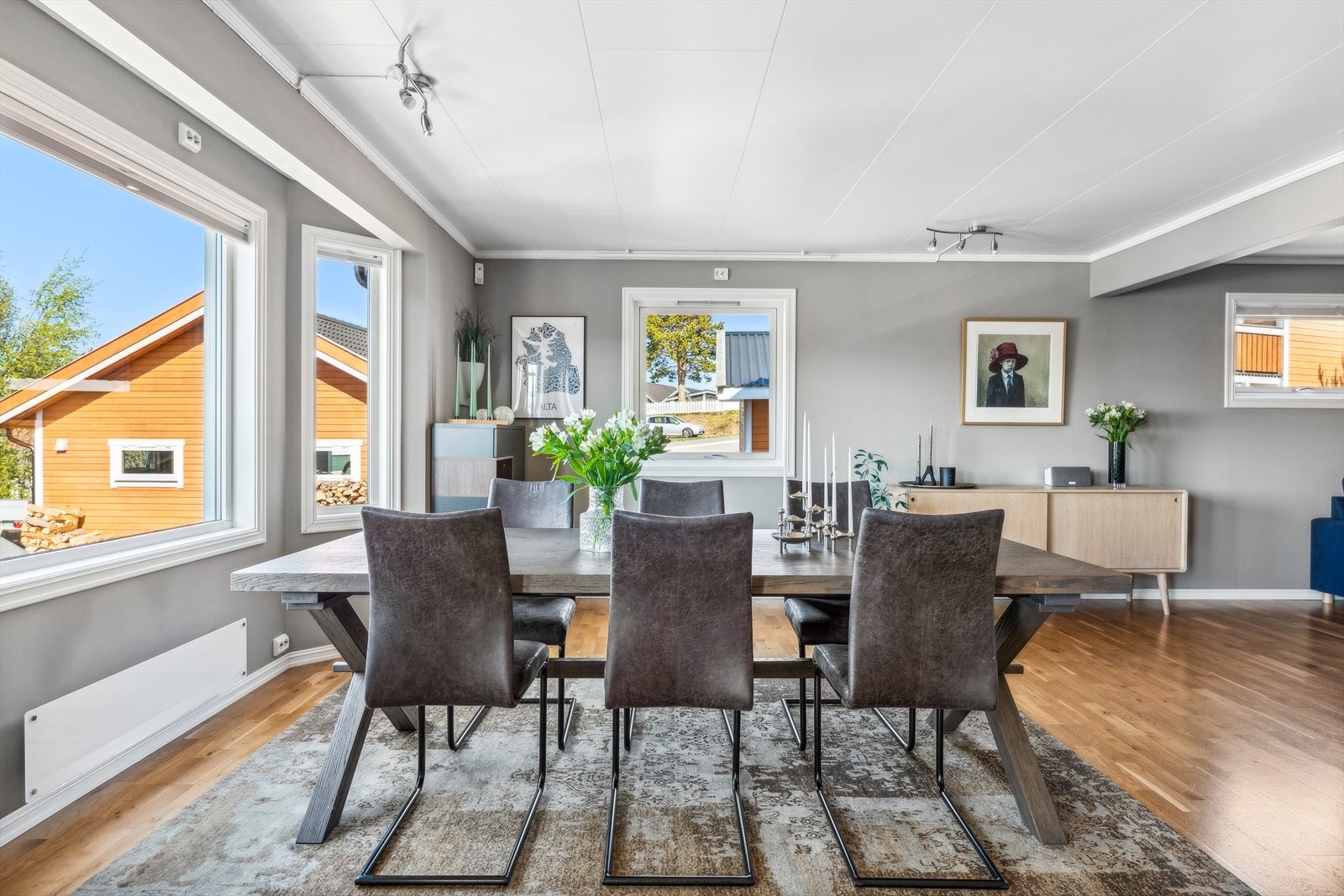 Samle familie og/eller venner rundt middagsbordet for et bedre måltid Galleribilde