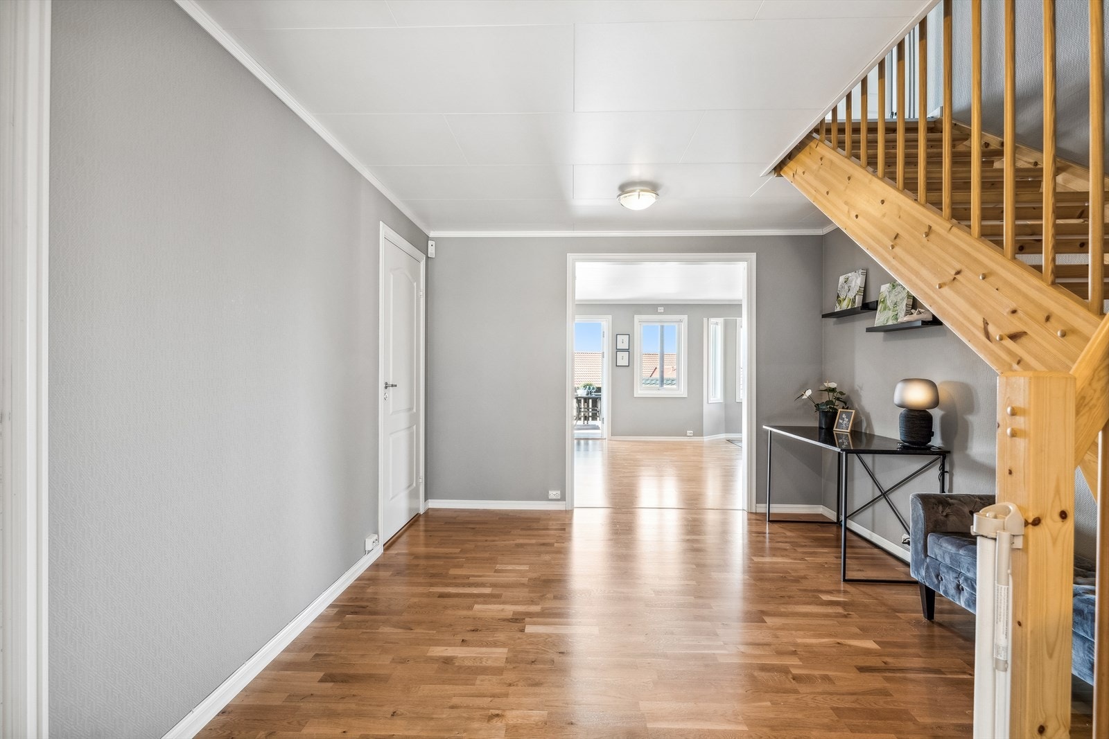 I gangpartiet er det plass for flere garderobeløsninger ved behov Galleribilde