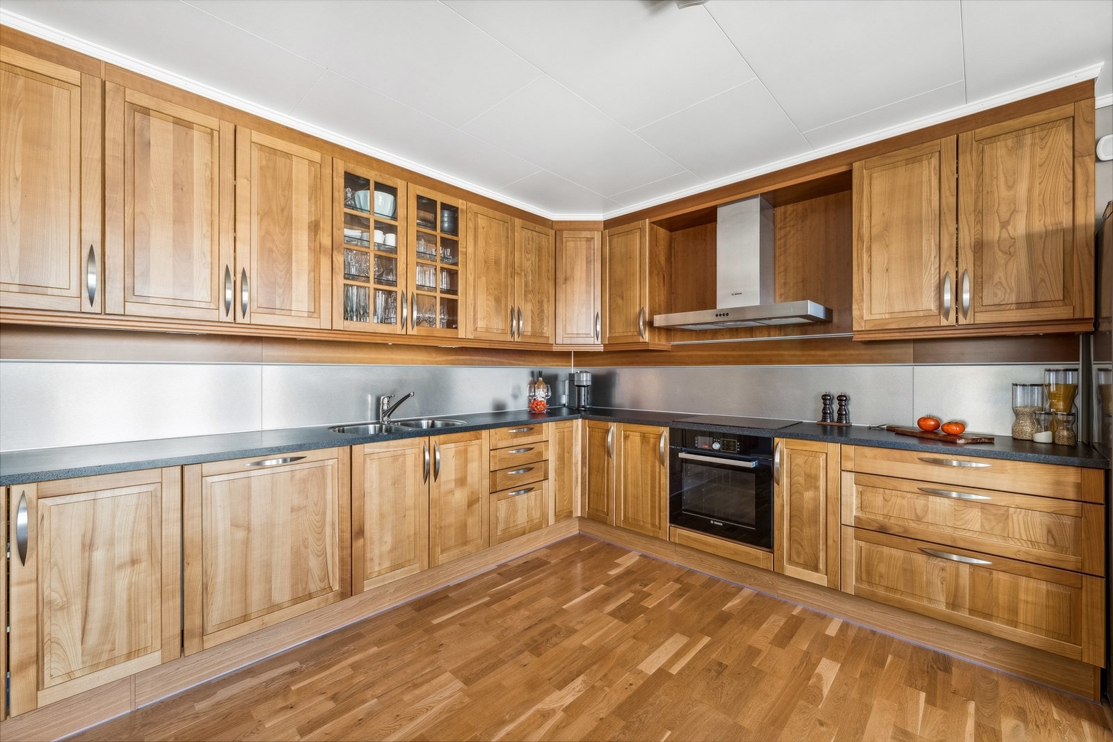 Innredningen har integrert stekeovn, platetopp og oppvaskmaskin. Plass for frittstående kjøl/frys. Galleribilde