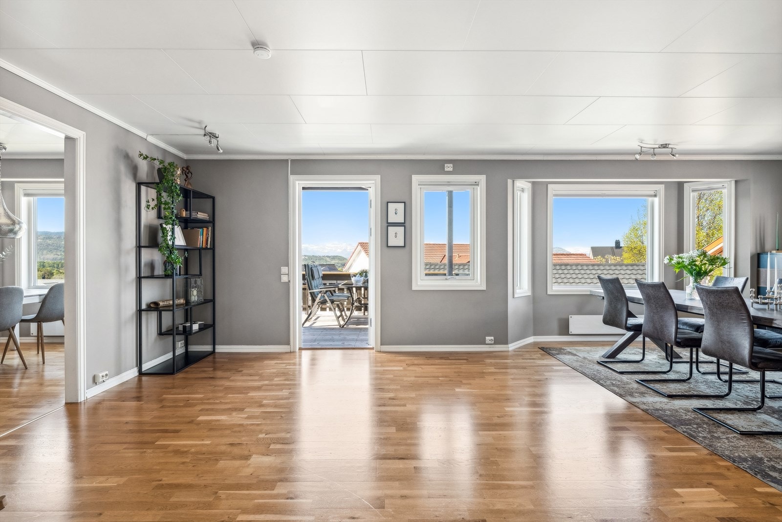 Vi beveger oss inn i en lys og innbydende stue Galleribilde