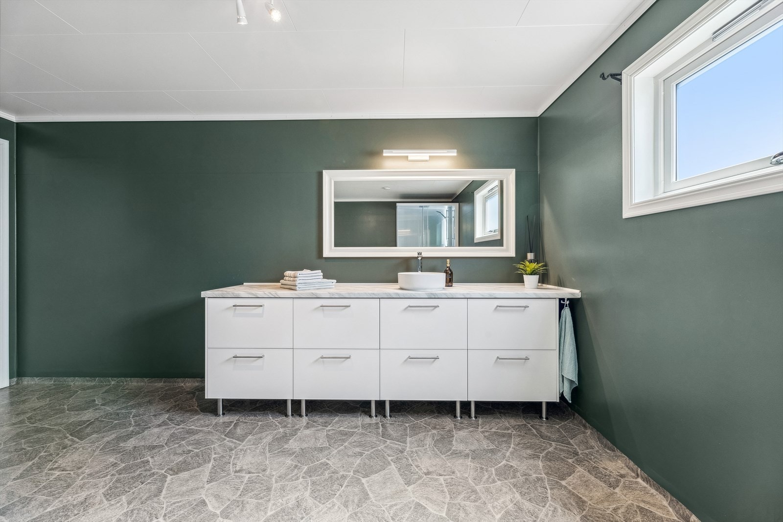 God baderomsinnredning med mye oppbevaringsplass for baderomsartikler Galleribilde