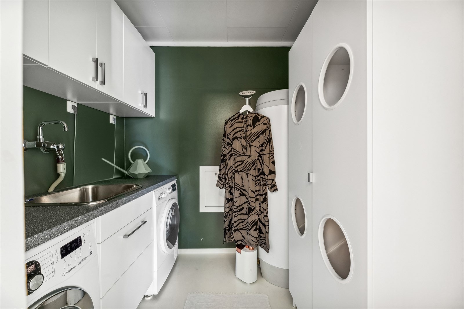 Separat vaskerom med praktisk innredning Galleribilde