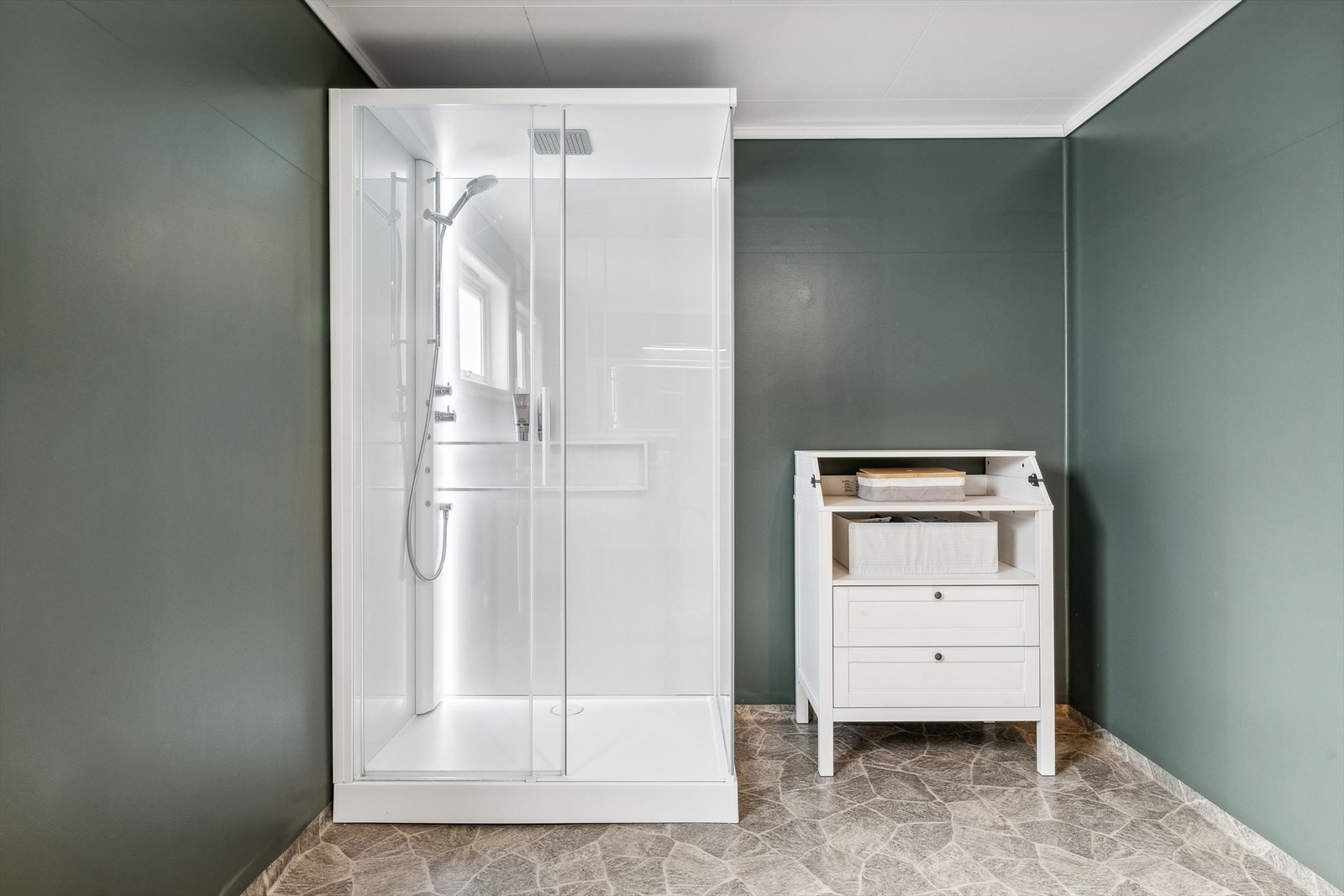 Ellers er badet innredet med dusjkabinett og wc Galleribilde