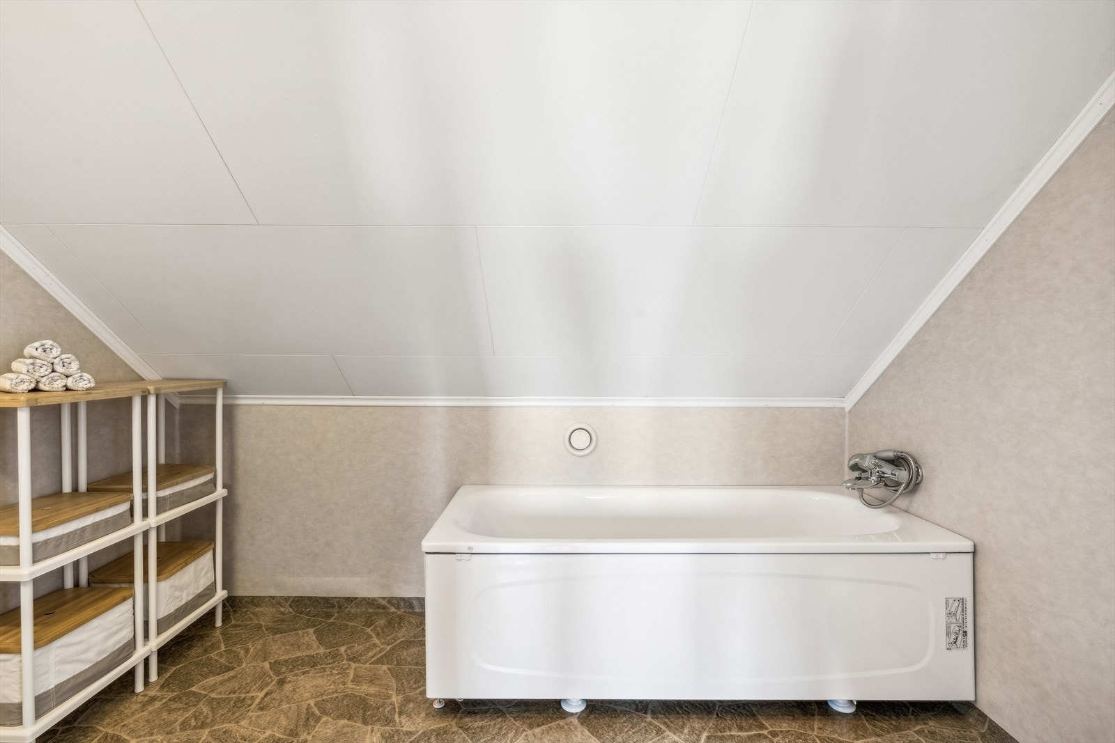 Bad på loft med badekar, wc og servant. Galleribilde