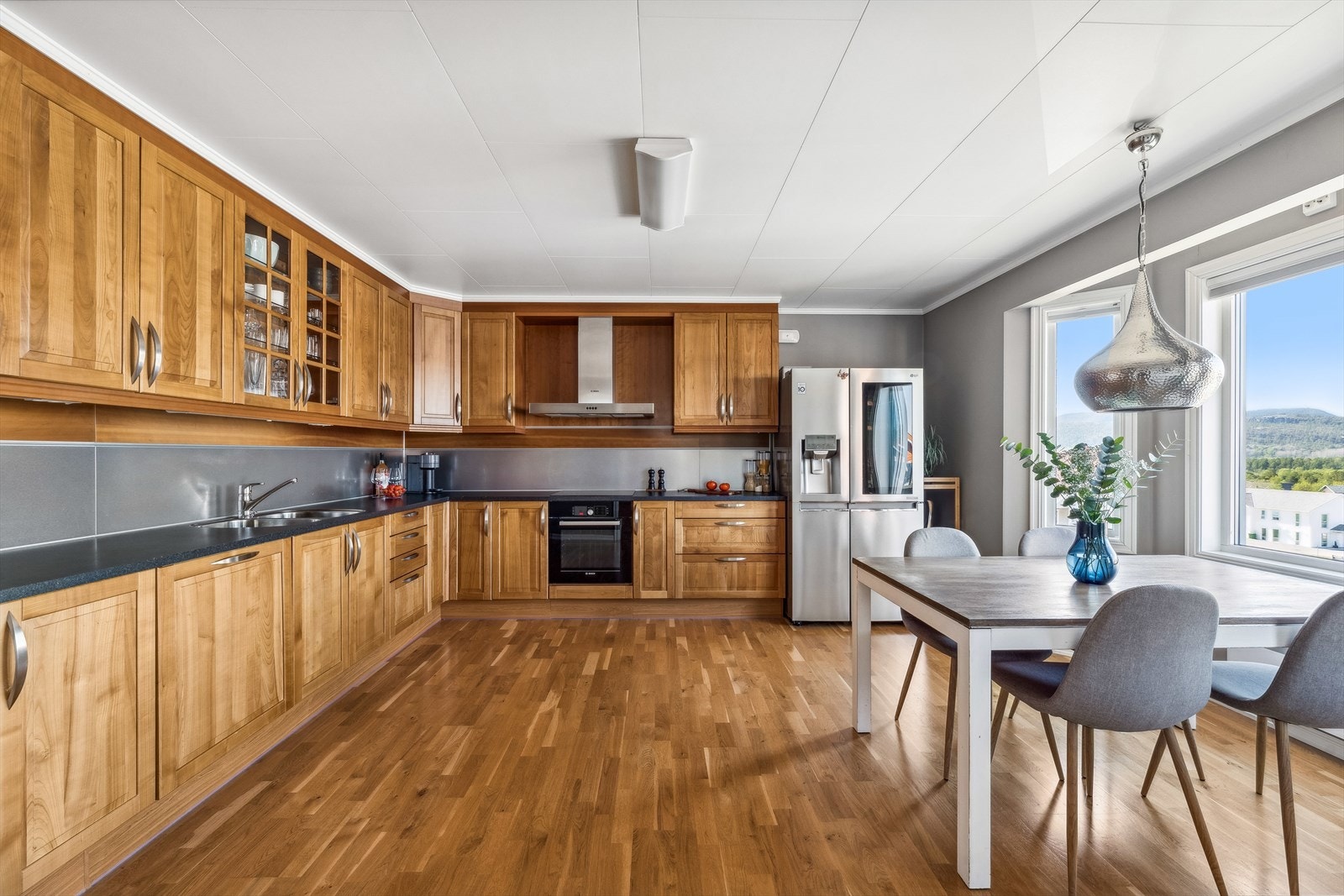 HTH kjøkken med alt en måtte trenge av skap-, skuff- og benkeplass. Galleribilde