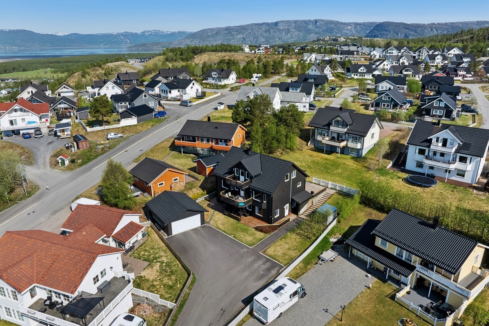 Eiendommen ligger fint til i et veletablert og barnevennlig område Galleribilde