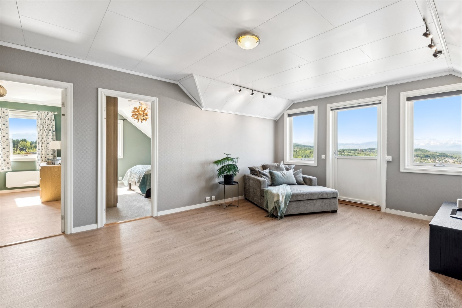 Her har en videre utgang til en flott balkong med god utsikt Galleribilde