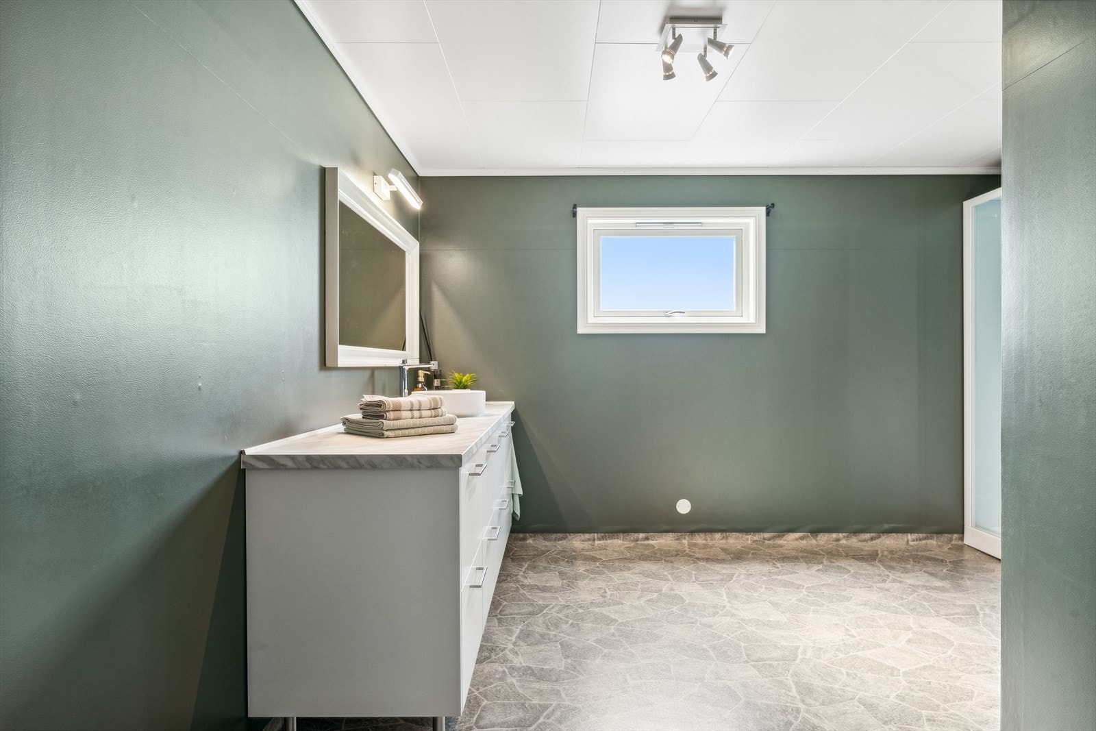 Badet er lyst og romslig Galleribilde