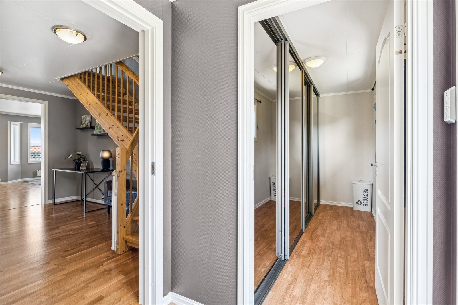 Direkte adkomst til walk-in garderobe med stor innebygget skyvedørsgarderobe Galleribilde