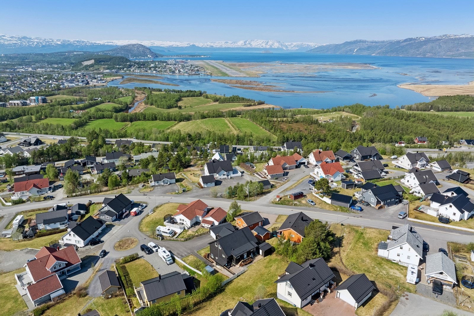 Nærbutikk og andre servicetilbud er en kort kjøretur unna Galleribilde