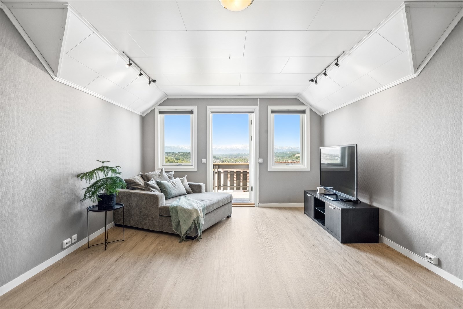 Lys loftstue med god plass for en hyggelig sofakrok Galleribilde