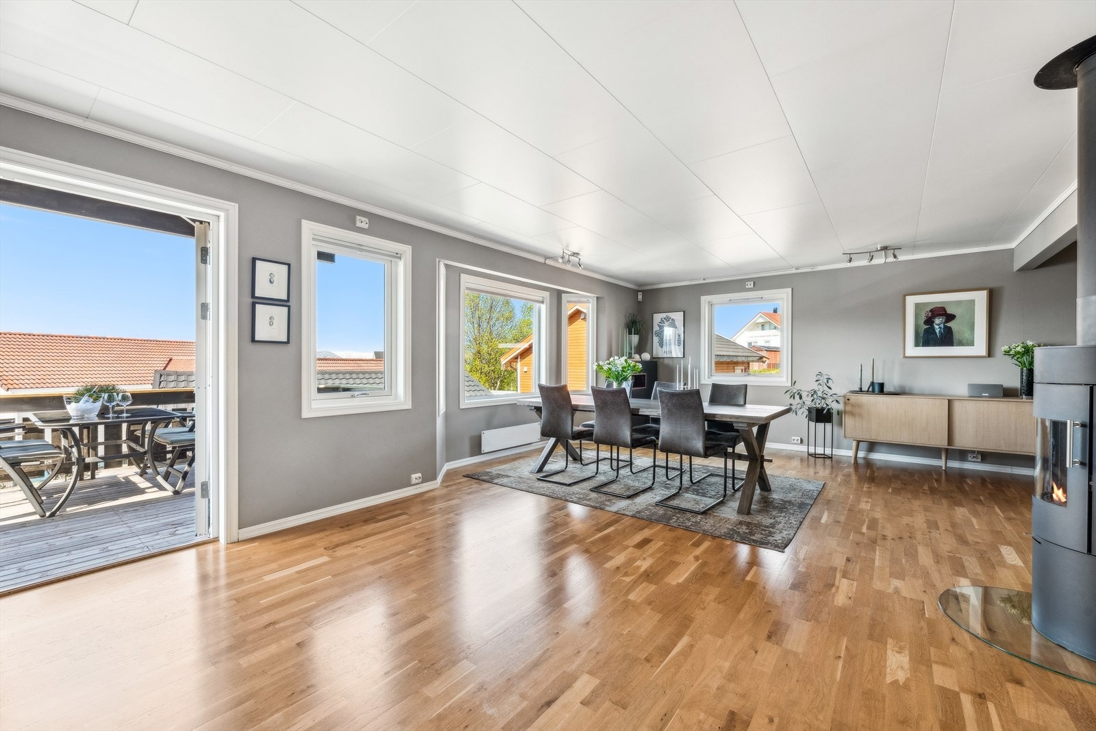 Her sørger gode vindusflater for at rommet får godt med naturlig lys Galleribilde