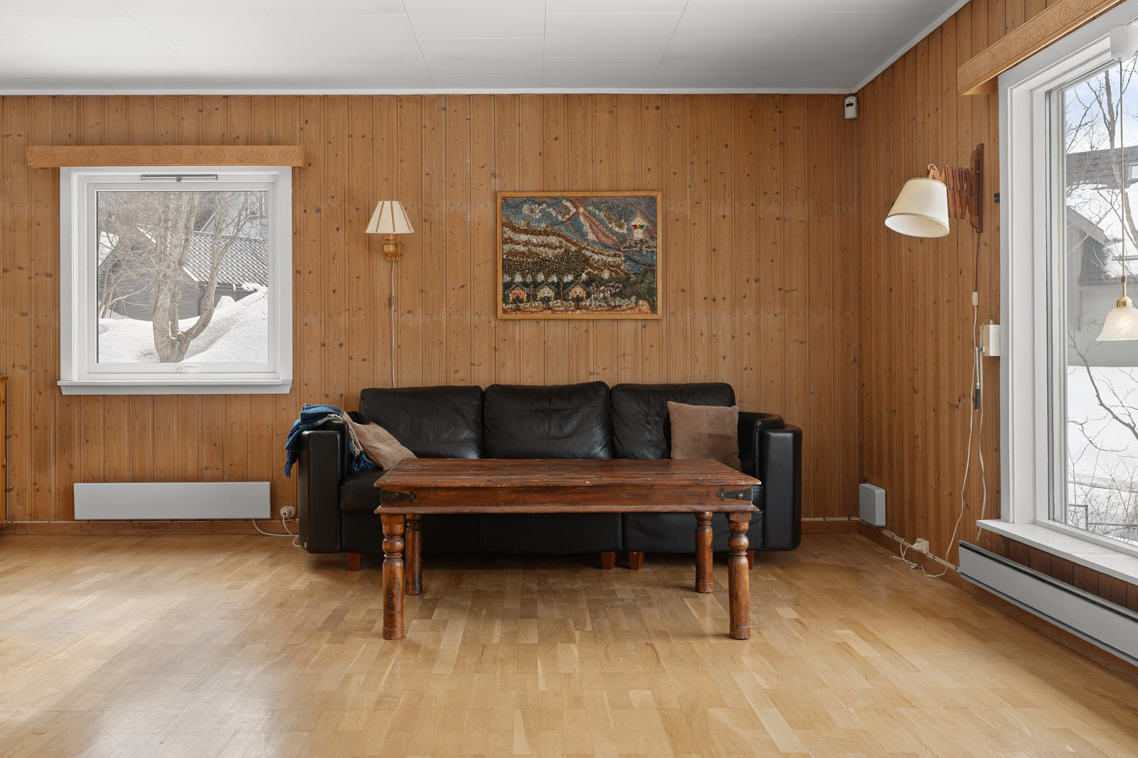 Romslig stue hvor du har rikelig med naturlig lysinnslipp.