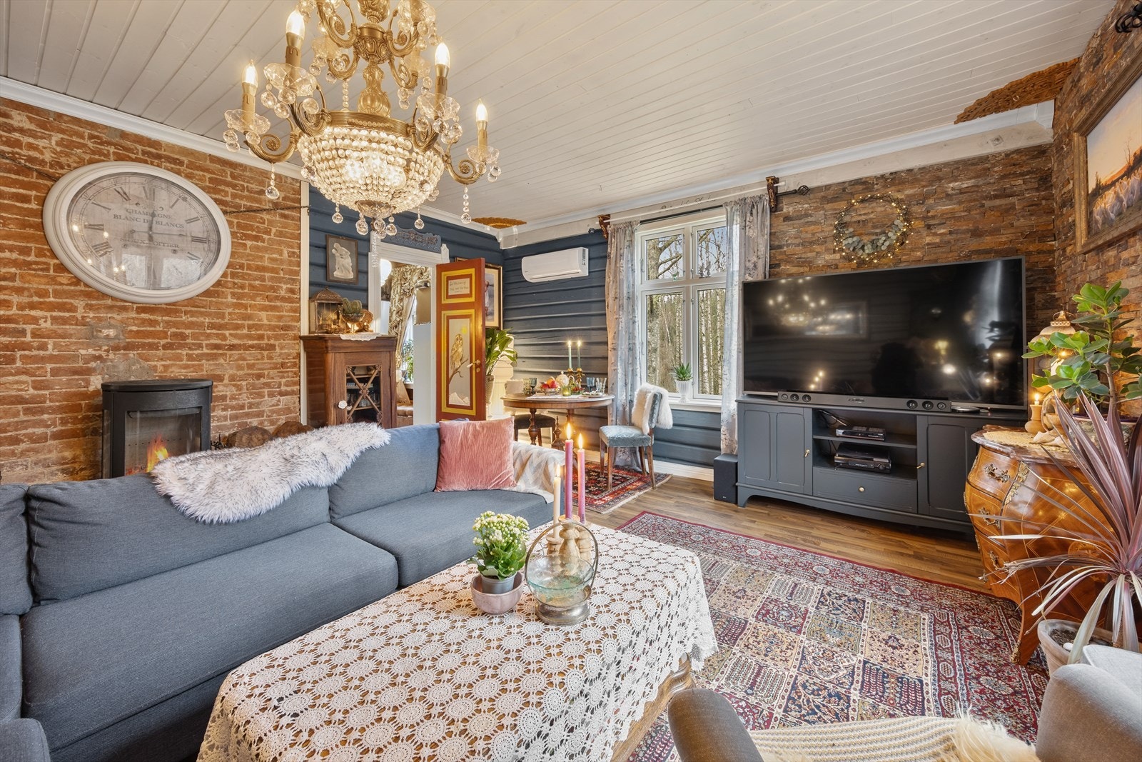 Stuen lar seg enkelt møblere med spisestue, sofagruppe og mediemøbler. Galleribilde