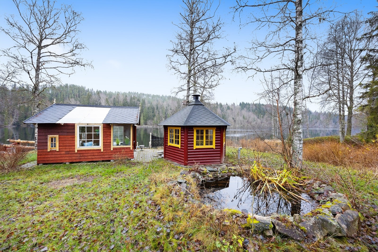 Nede ved bryggen har eiendommen en gapahuk og en grillhytte. Galleribilde