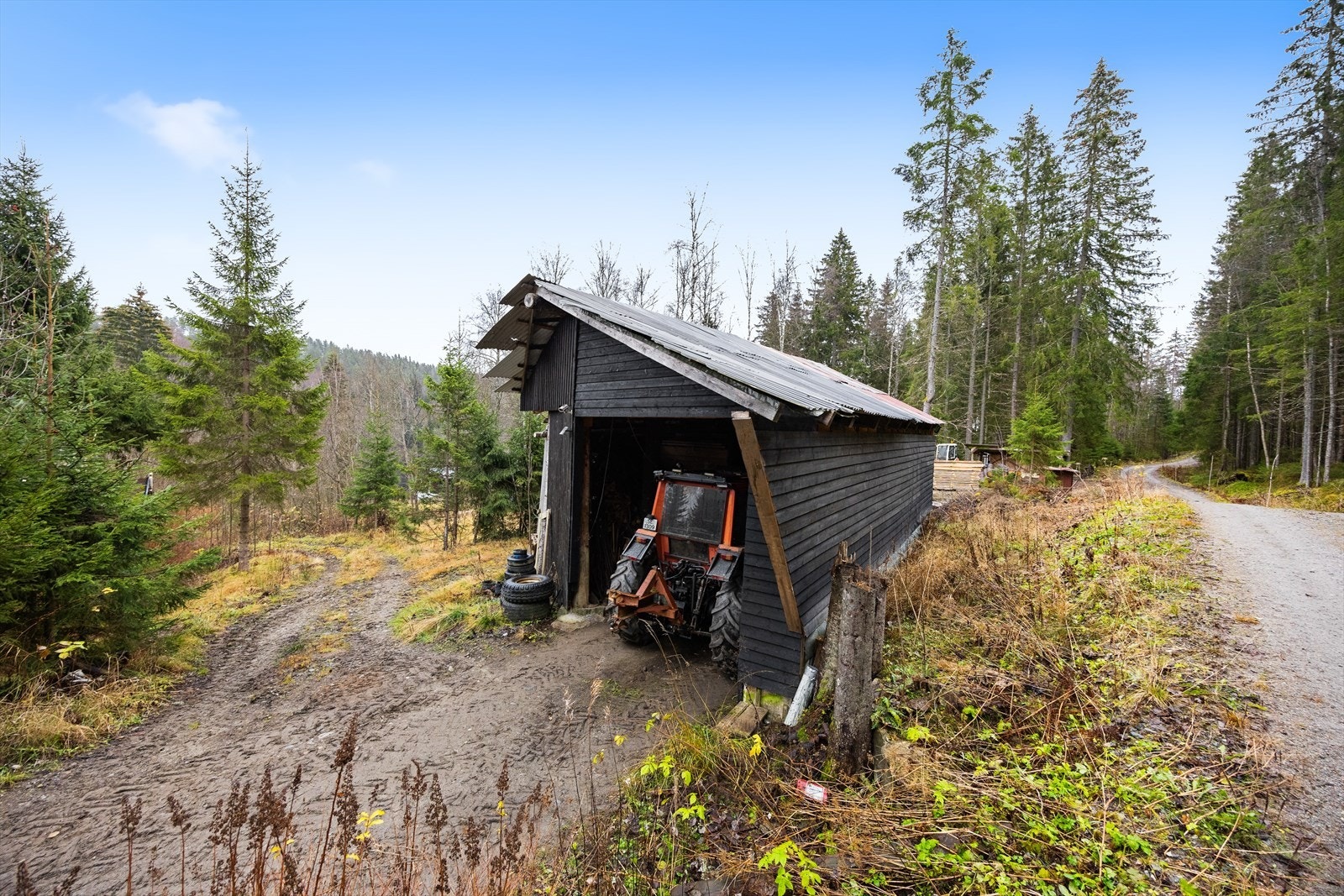 Plass til traktor, bobil, bil eller liknende. Galleribilde