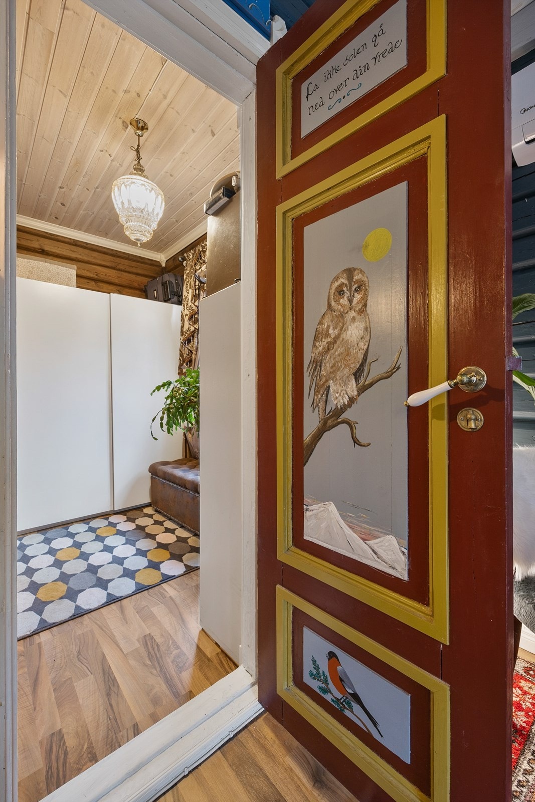 Dør inn til soverommet med flott maleri. Galleribilde