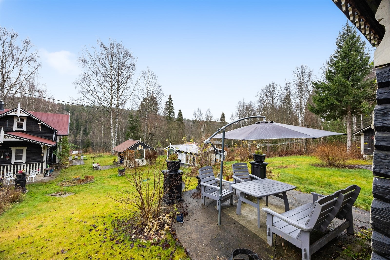 Det er oppført en hyggelig platting fra 2021 ved stabburet. Galleribilde