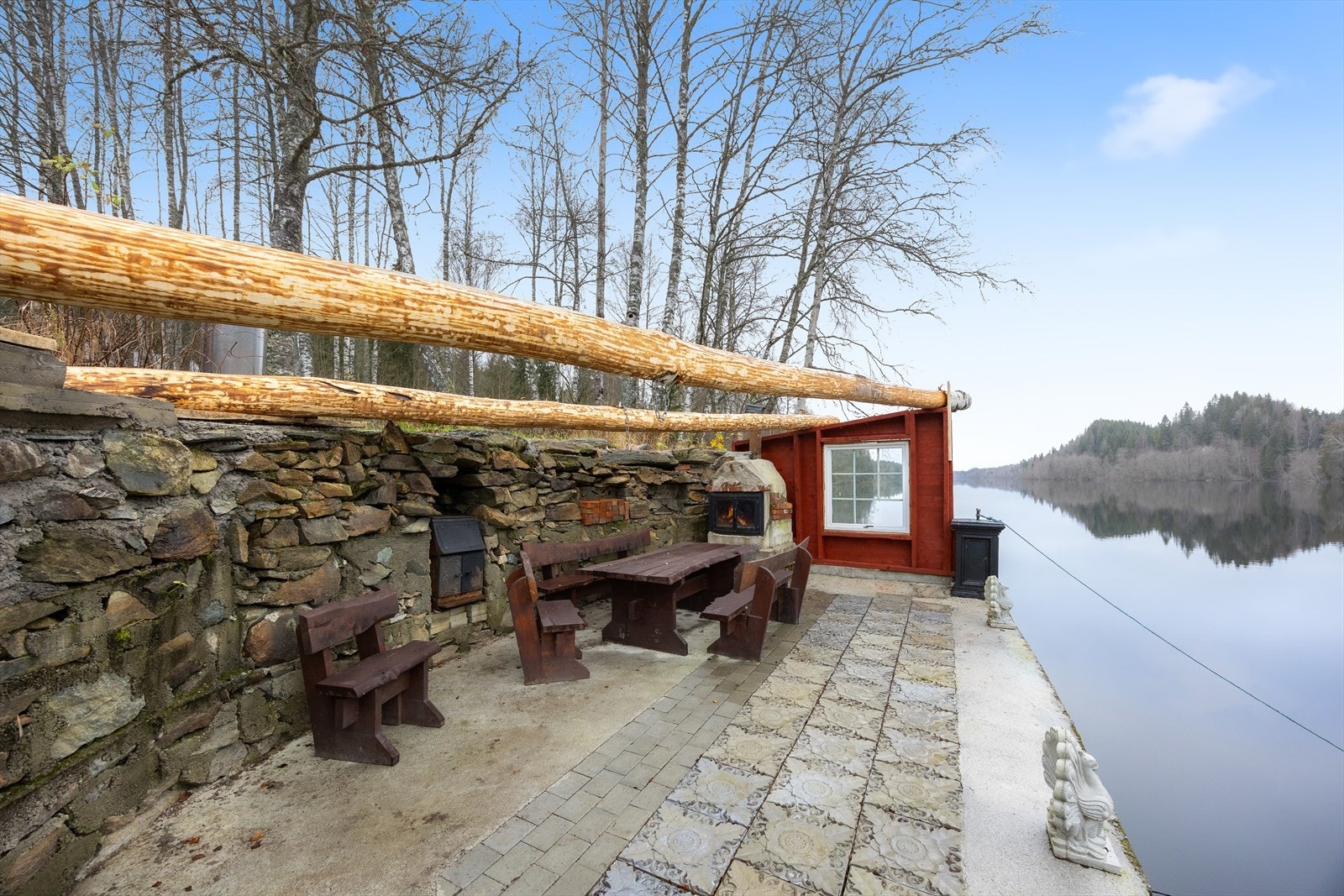 Støpt platting med flott beliggenhet ved vannet. Galleribilde