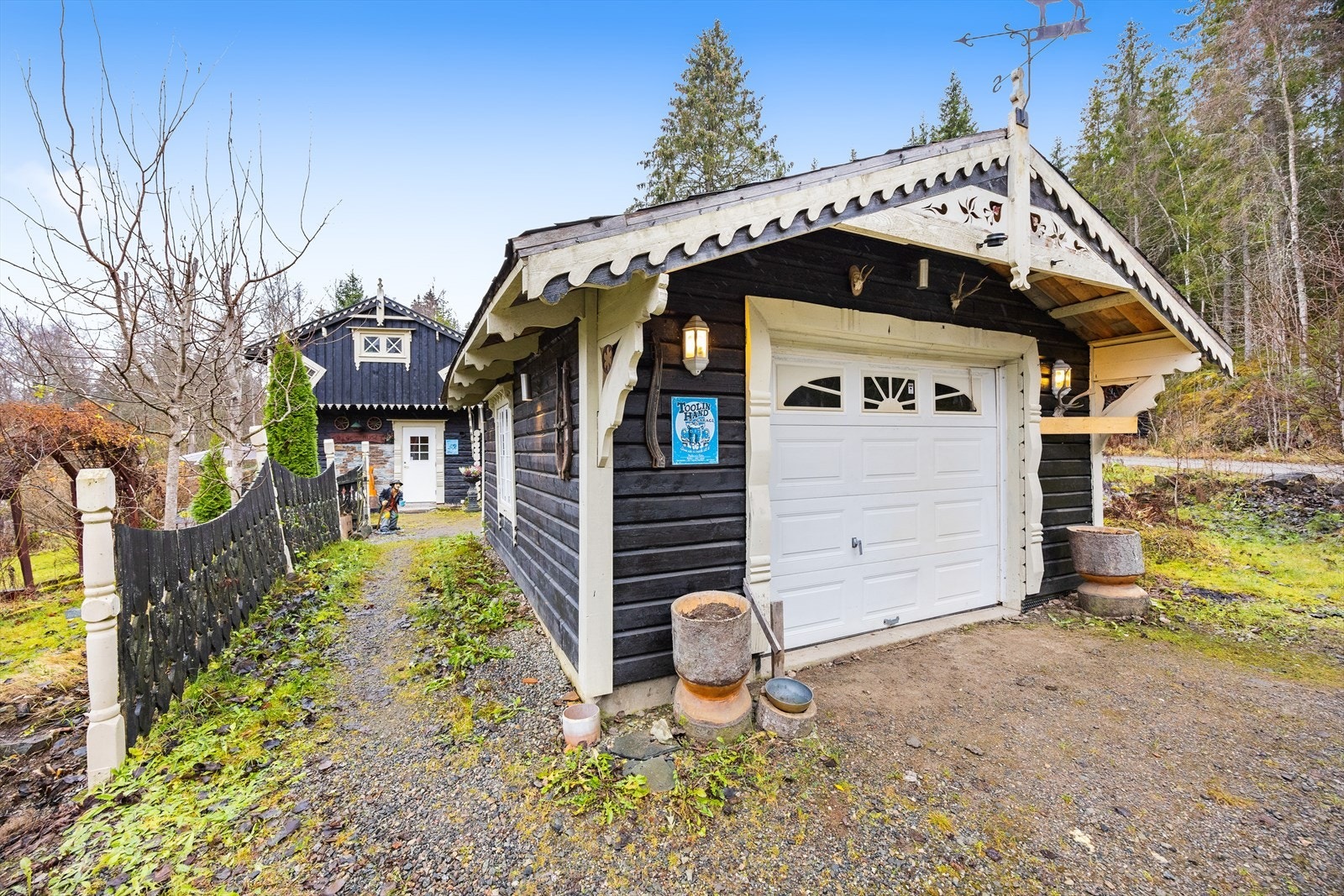 Bilene kan parkeres i garasjen eller på tomten. Galleribilde