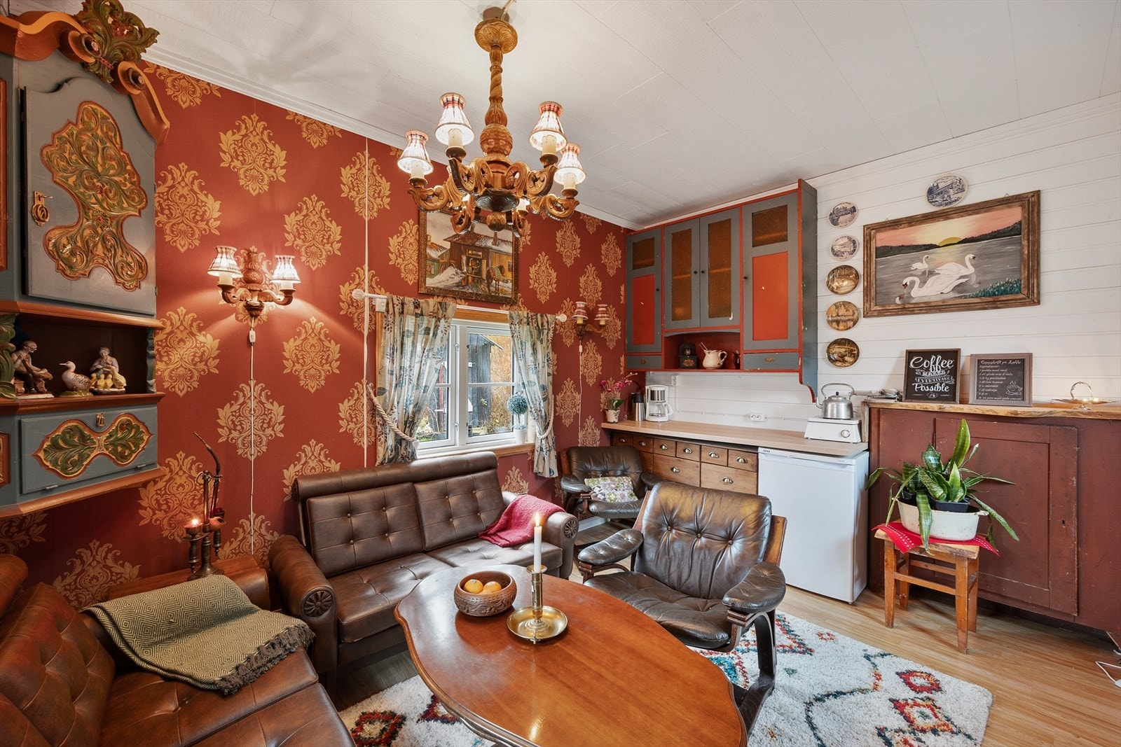 Her er det god plass til ulikt møblement noe som gjør rommet sosialt og hyggelig. Galleribilde