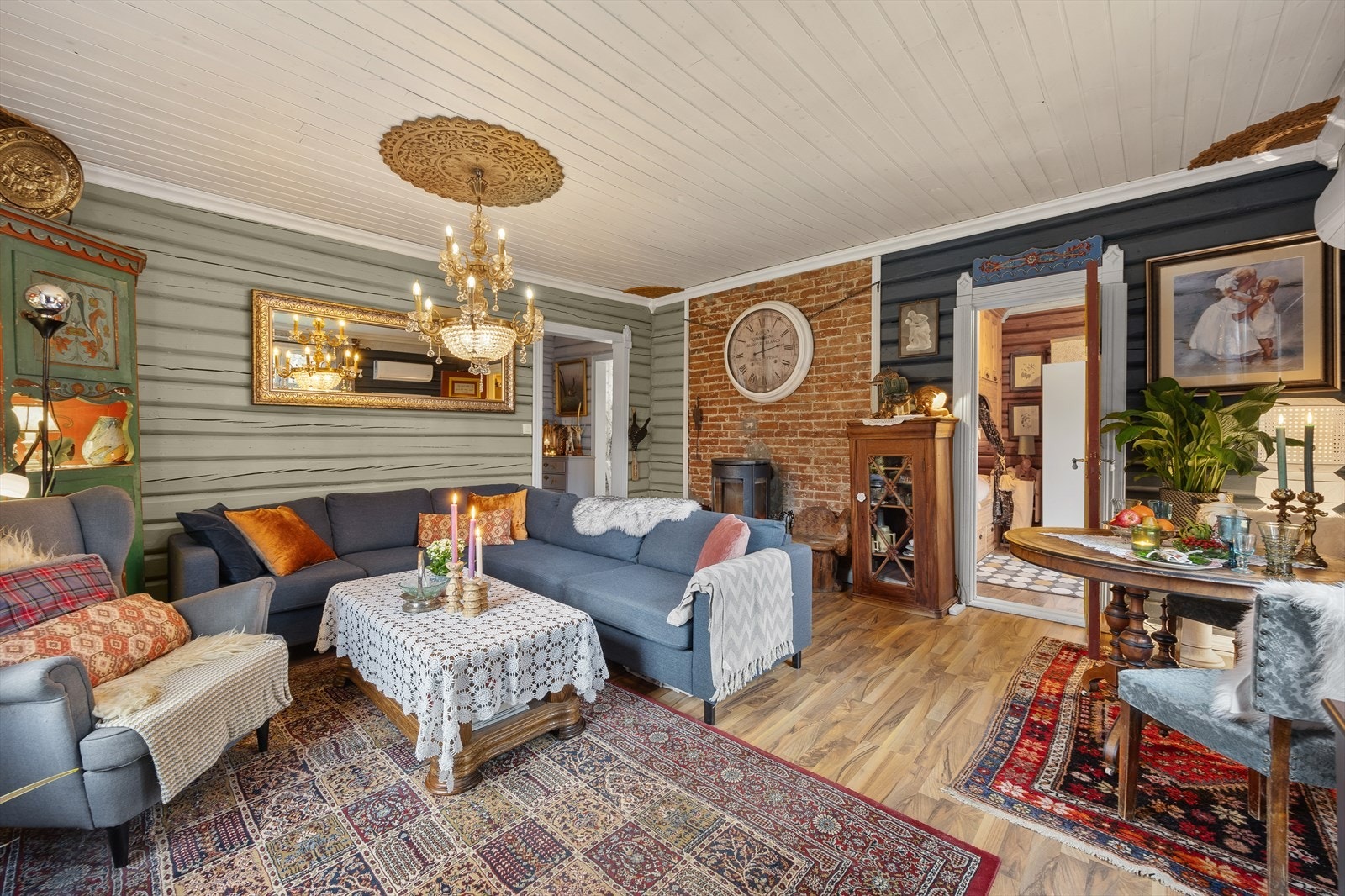 I tillegg har stuen varmepumpe og peis som bidrar til varme og hygge på kjøligere dager. Galleribilde