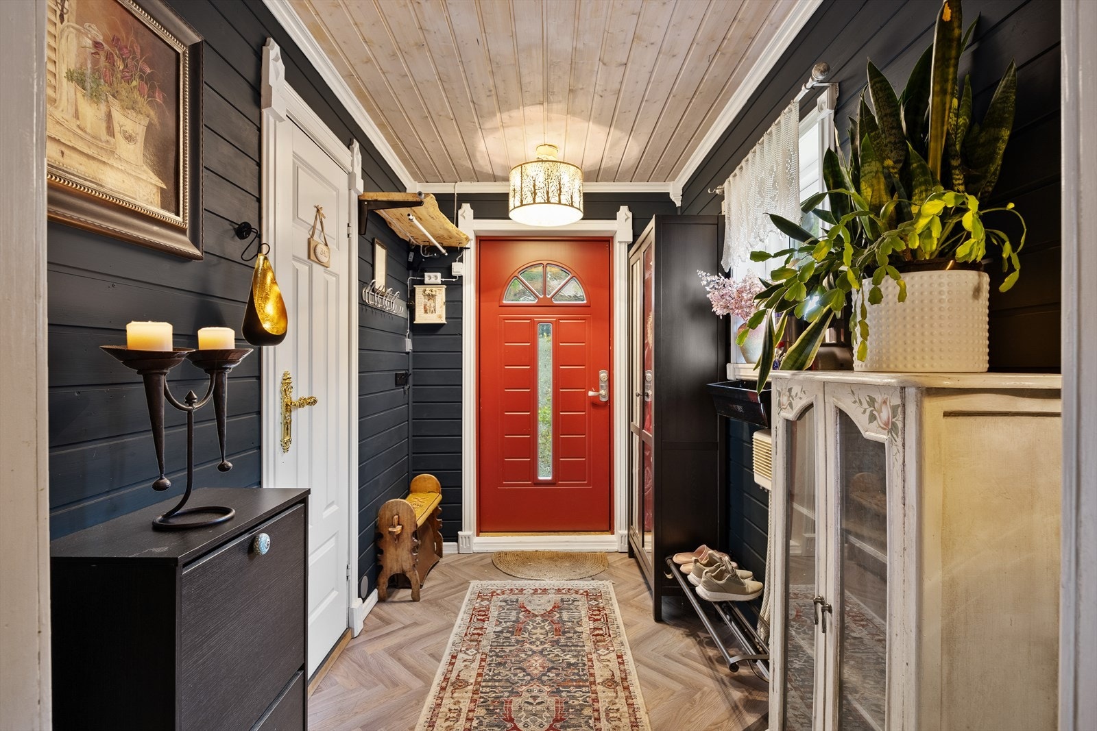 Hyggelig entré med god plass til oppheng av yttertøy og til å sette fra seg sko. Galleribilde