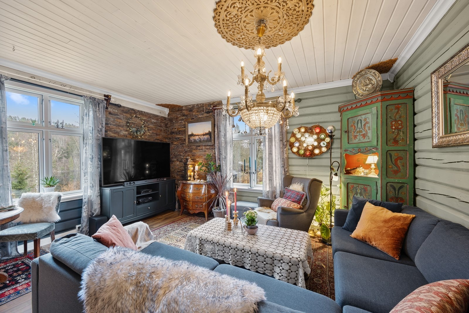 Hytten har en romslig stue som gjør rommet til et hyggelig og sosialt oppholdsrom. Galleribilde