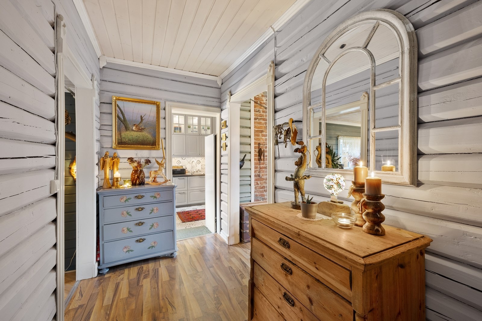 Gang med plass til kommoder/garderober for ekstra oppbevaring. Galleribilde