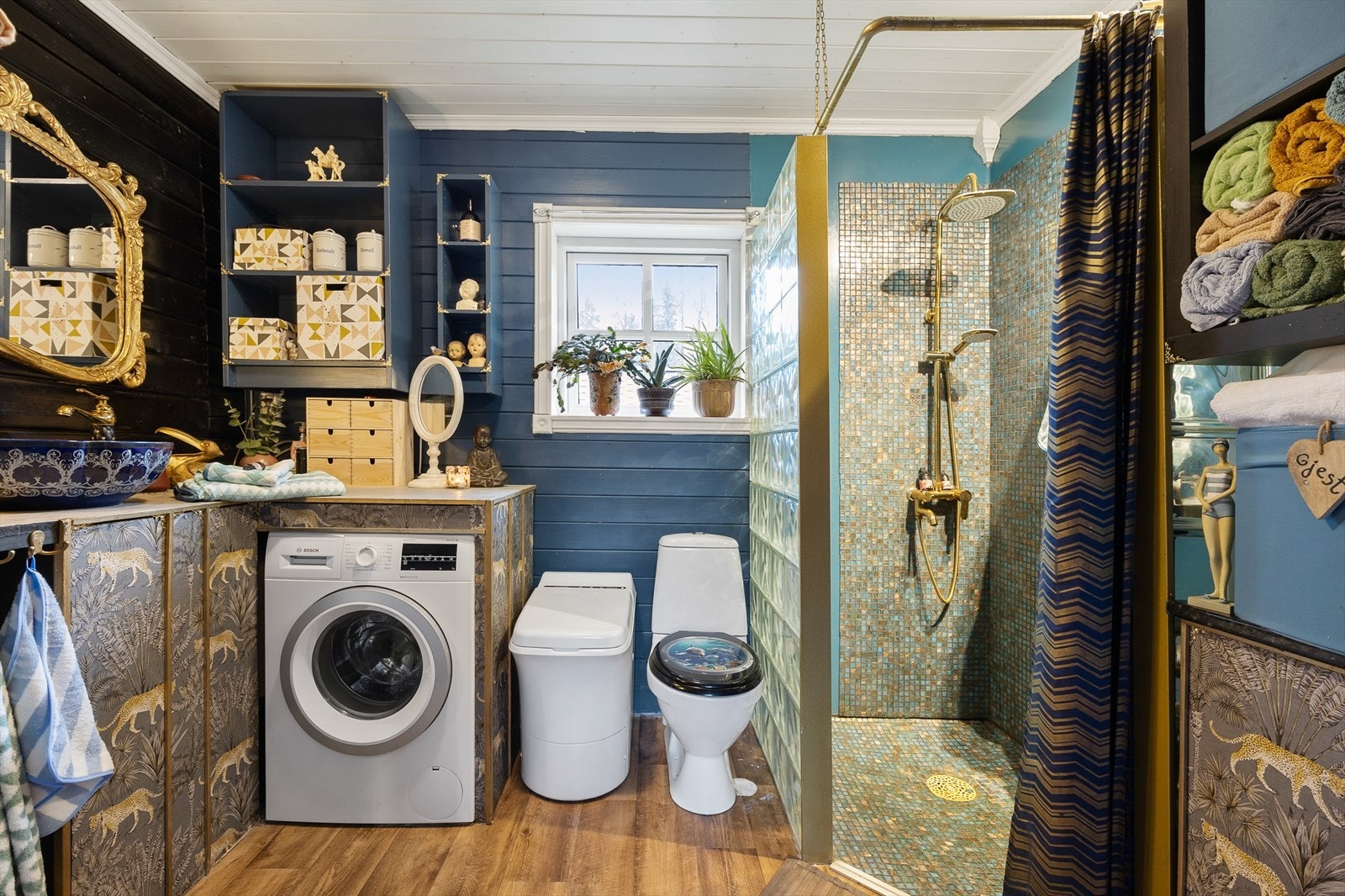 Rommet er innredet med servantskap/vask med speil og belysning, brenndo, pissoar, dusjhjørne og opplegg for vaskemaskin. Galleribilde