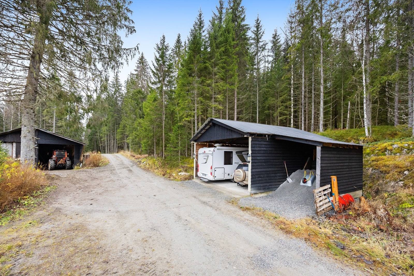 Eiendommen har to store carporter ved adkomsten til eiendommen. Galleribilde
