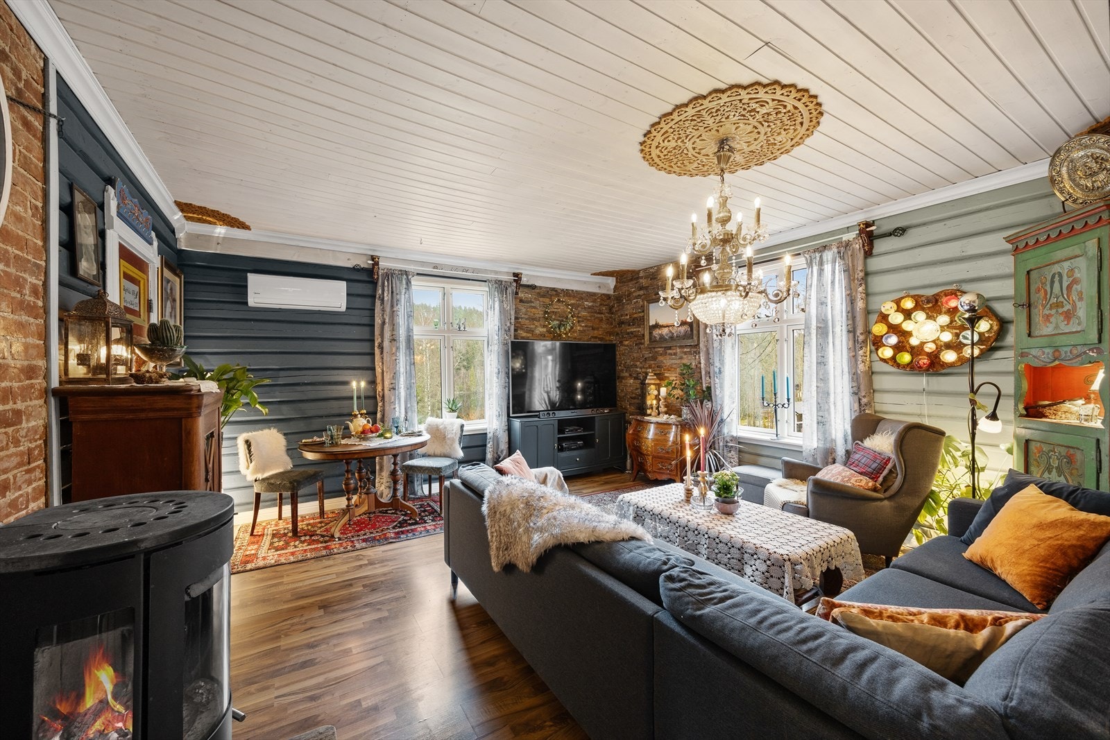 Stuen har gode vindusflater som slipper inn rikelig med naturlig lys. Galleribilde