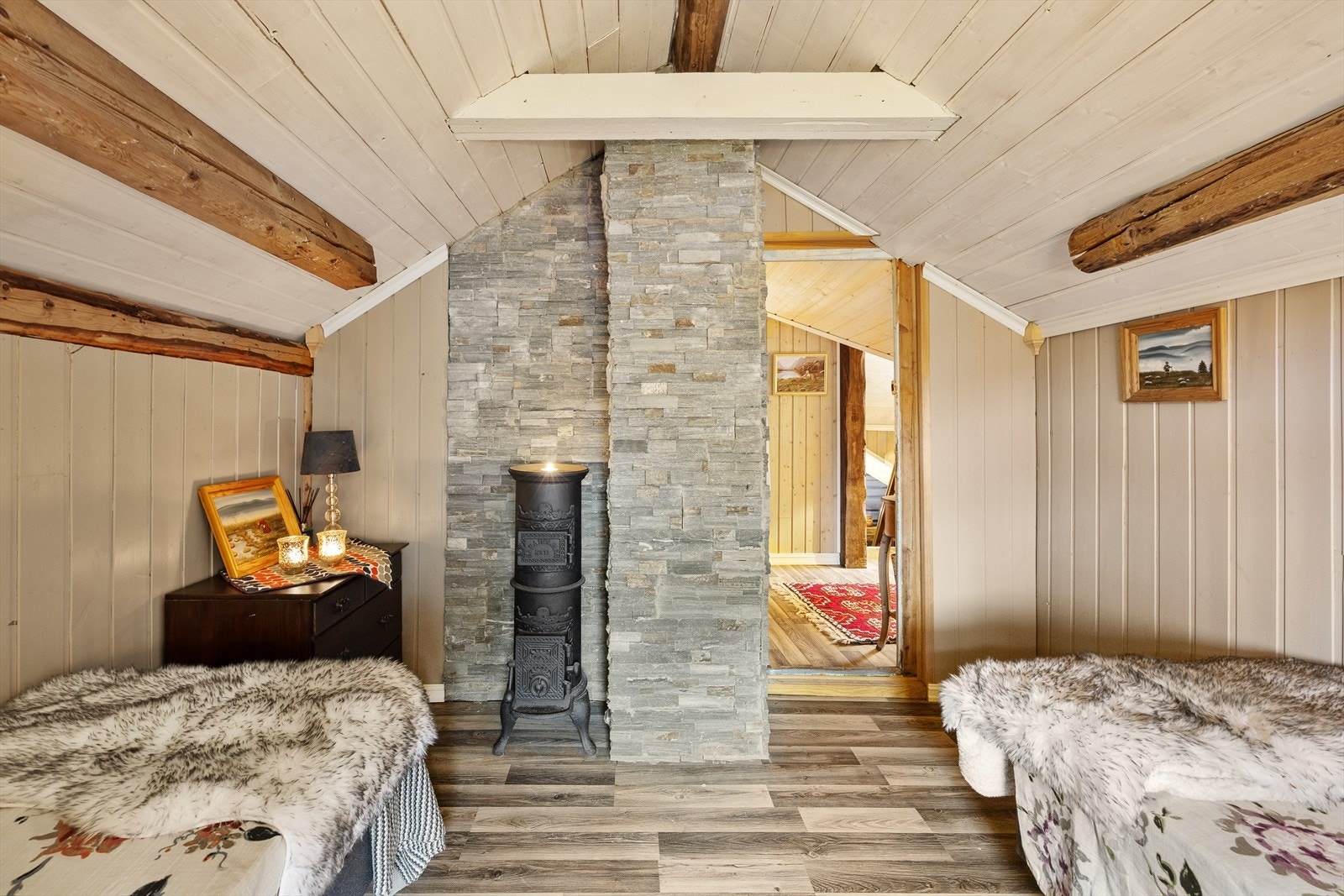 Det er satt inn to stk vedovner på loft, men disse er ikke koblet til og brukes kun til pynt. Galleribilde