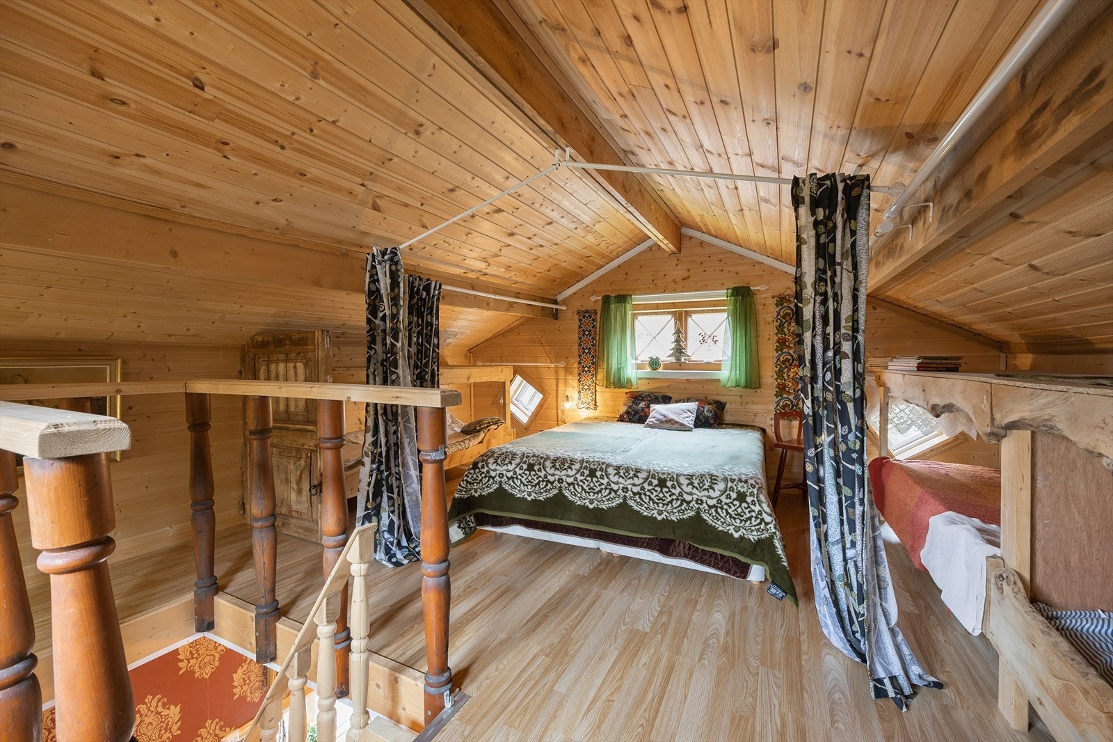 Loftet på stabburet er innredet med sengeplasser. Galleribilde