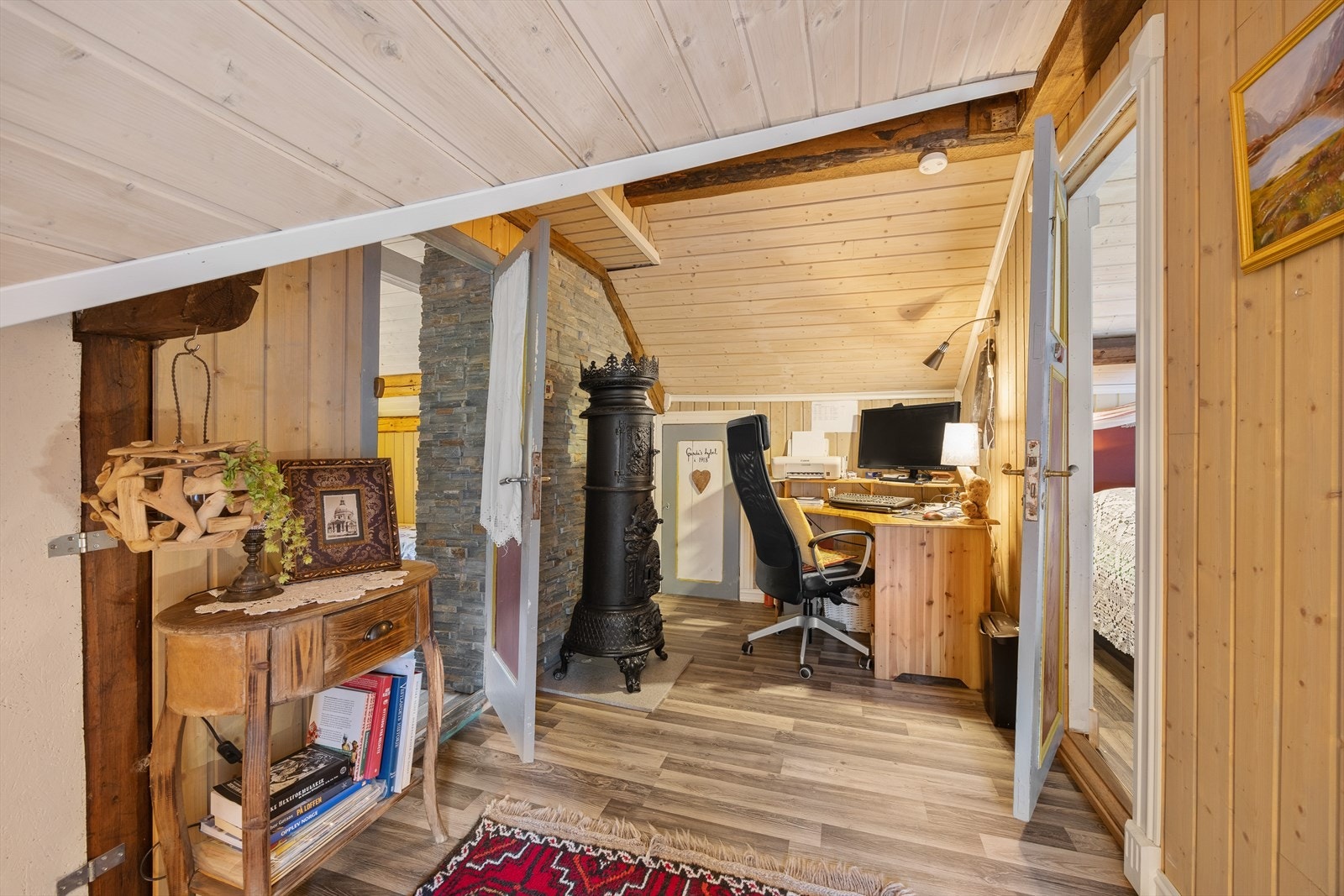 Loftet er innredet med gang, kneloft og to disponible rom. Galleribilde