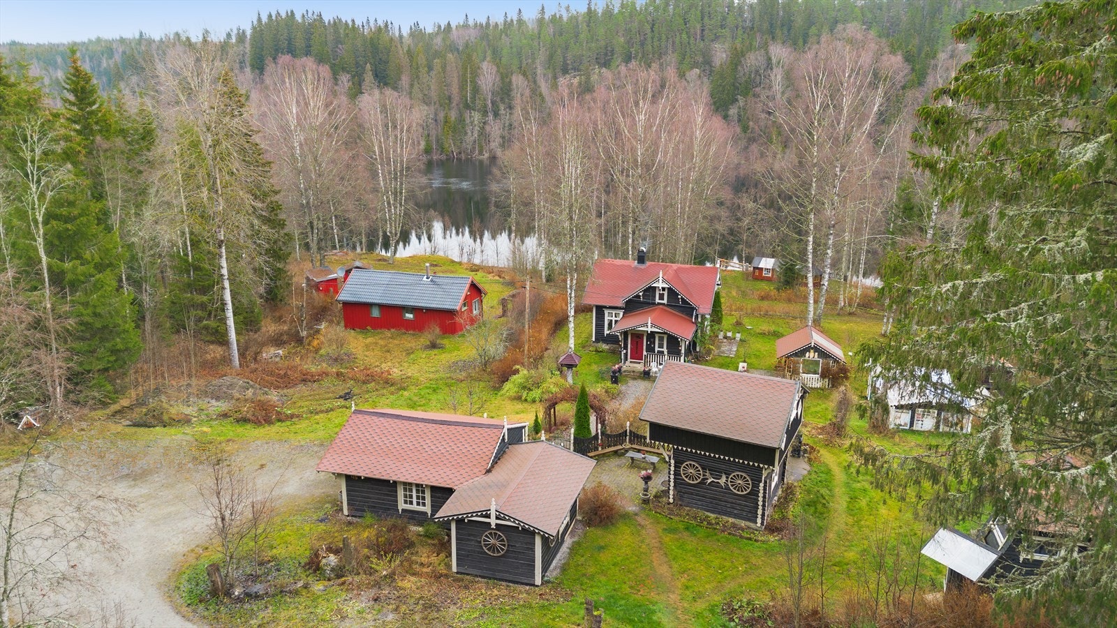 Tomten er pent opparbeidet med flere bygninger, flotte uteplasser, plen, trær og beplantning. Galleribilde