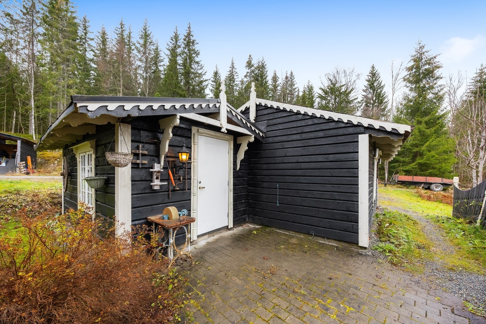 Godt med lagringsplass i bod tilknyttet garasjen. Galleribilde