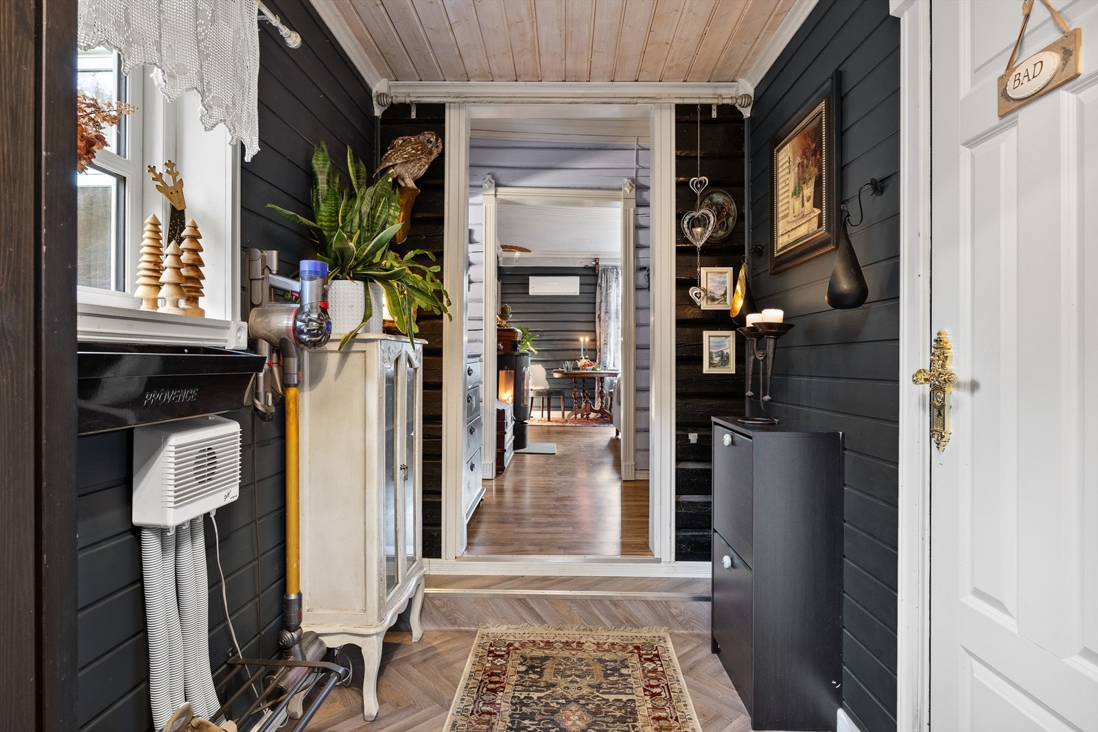 I 1. etasjen finner vi en entré, bad, kjøkken, stue og et soverom. Galleribilde