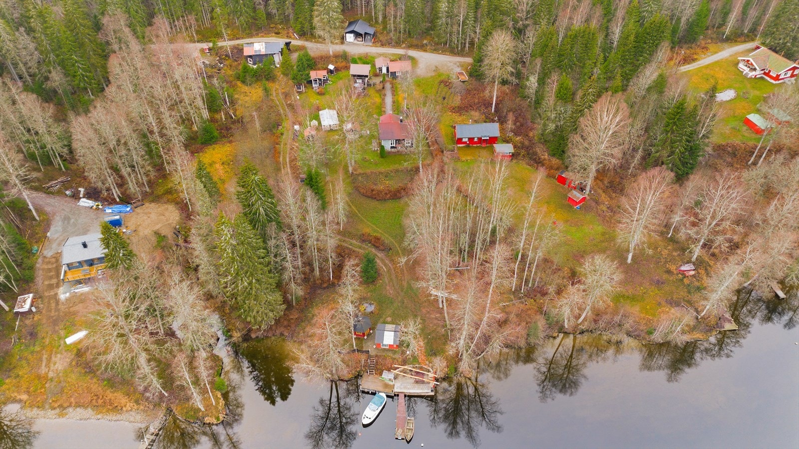 Eiendommen har en stor tomt på 7694 m² med flere bygninger og egen brygge. Galleribilde
