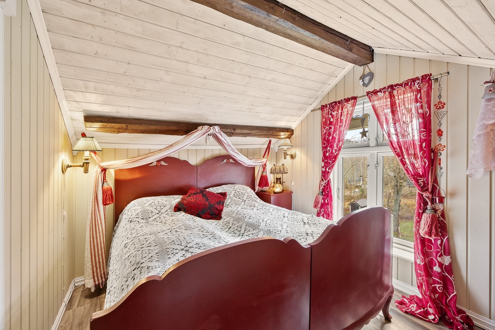 Hytten har to disponible rom i loftsetasjen som er innredet og brukes som soverom, men rommene er ikke godkjent for varig opphold. Galleribilde