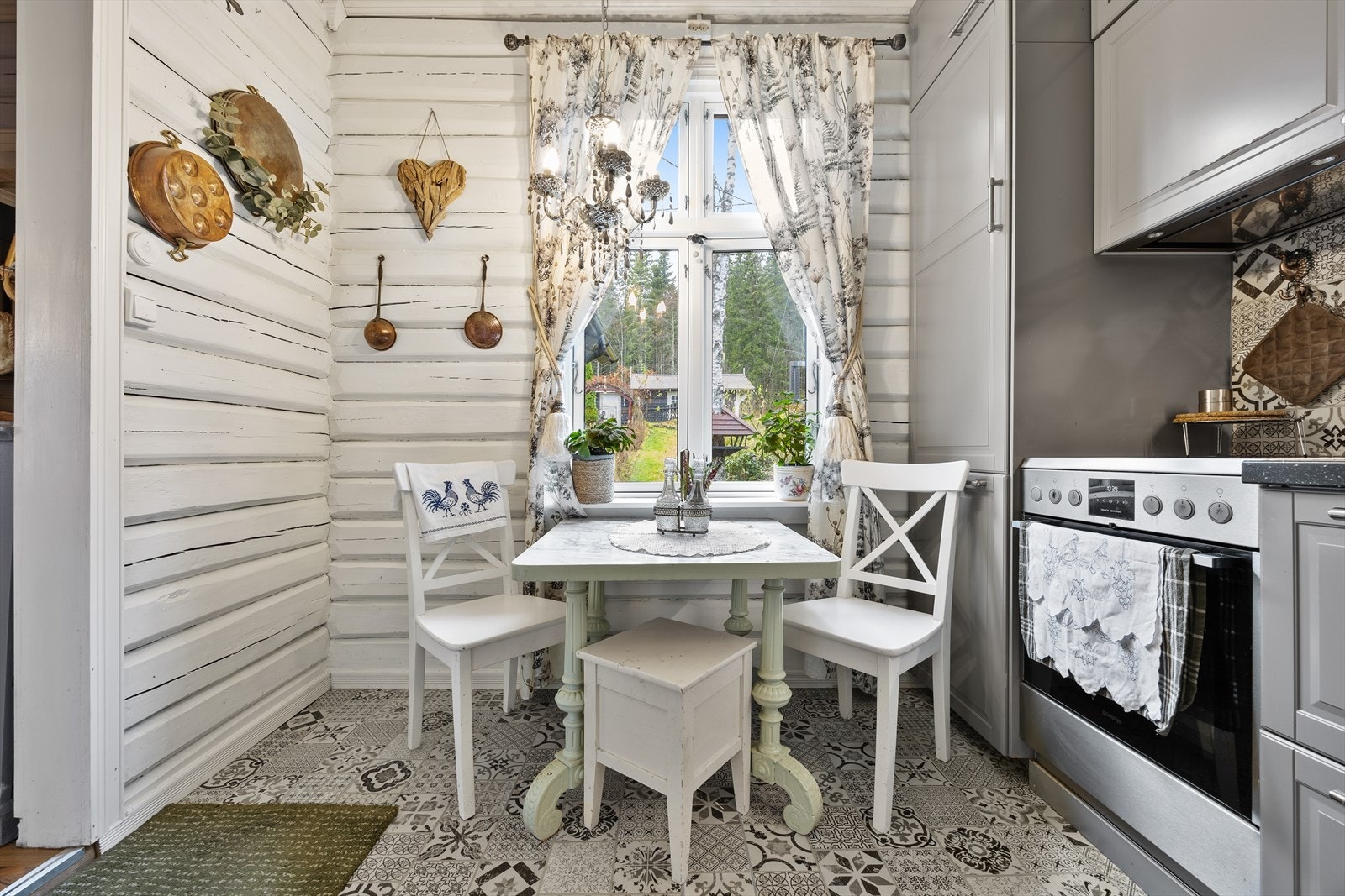 Plass til et hyggelig spisebord ved vinduet på kjøkkenet. Galleribilde