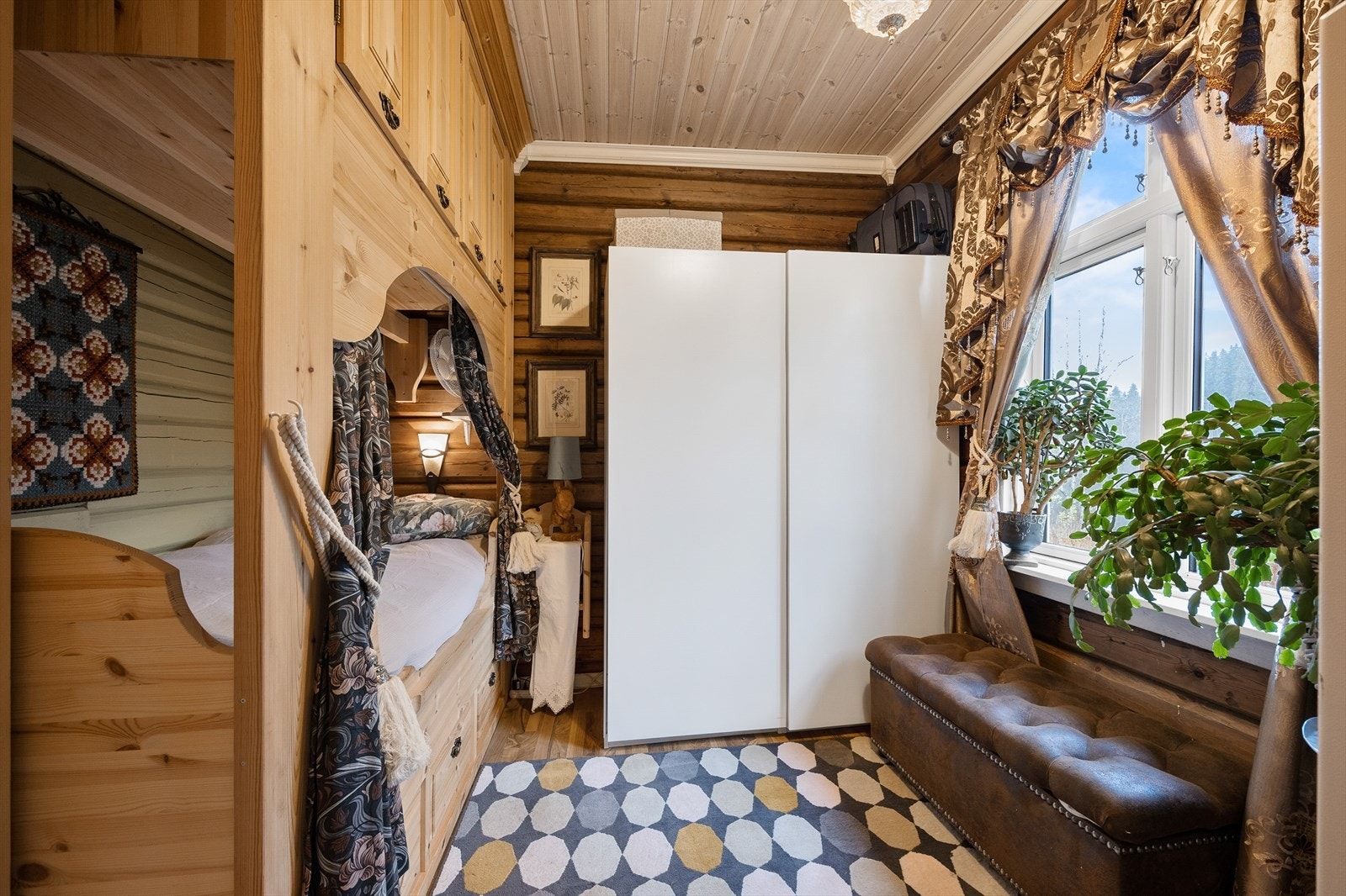 Soverommet har god plass til seng, nattbord og kommode/garderobe. Galleribilde