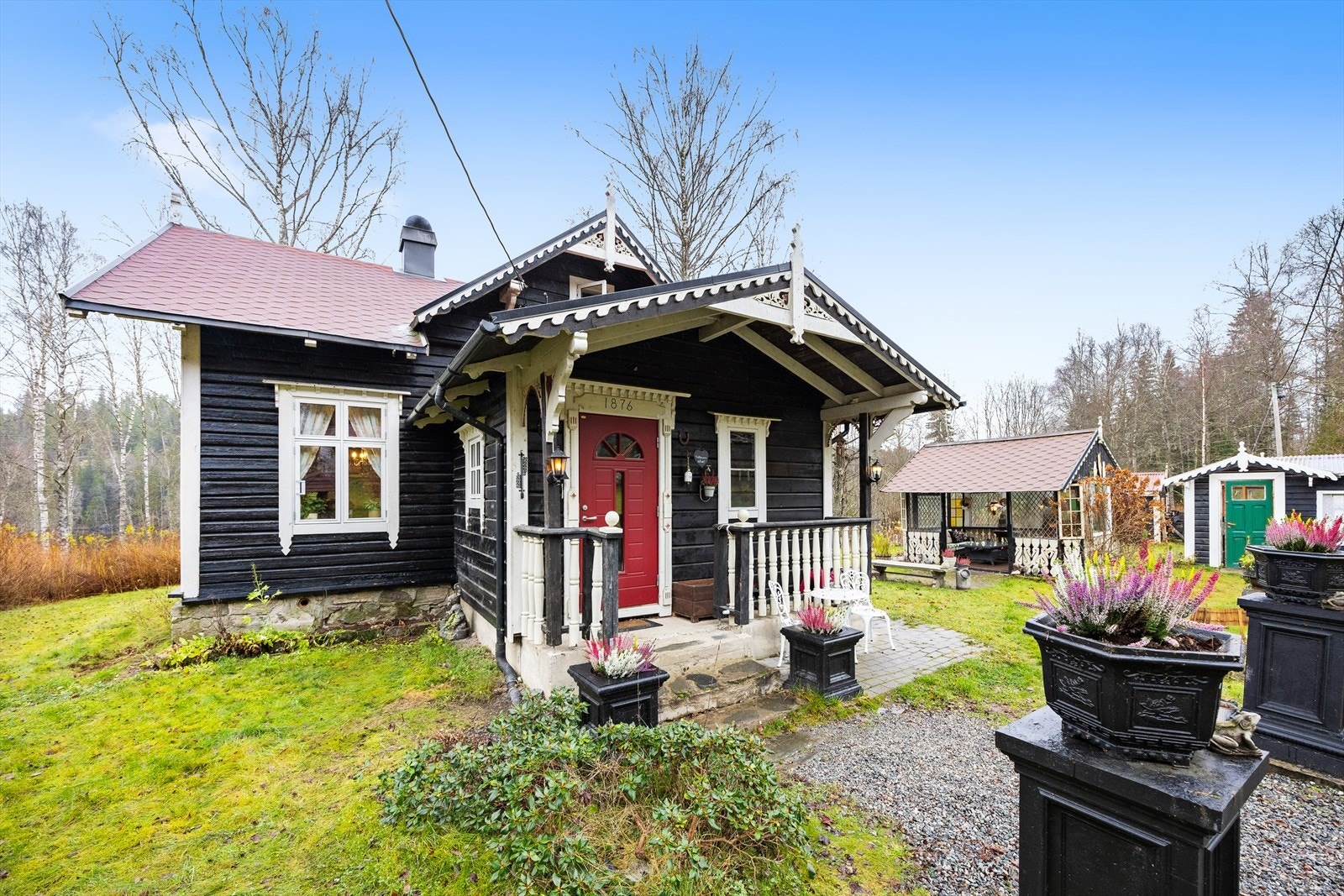 Hytten har innlagt strøm, men ikke vann eller avløp. Hytten har vann fra brønn. Galleribilde