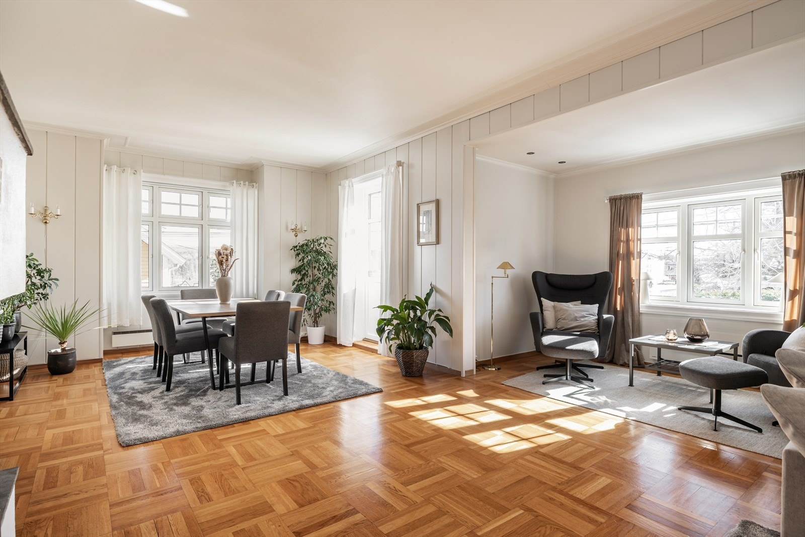 Lys og luftig hovedetasje Galleribilde